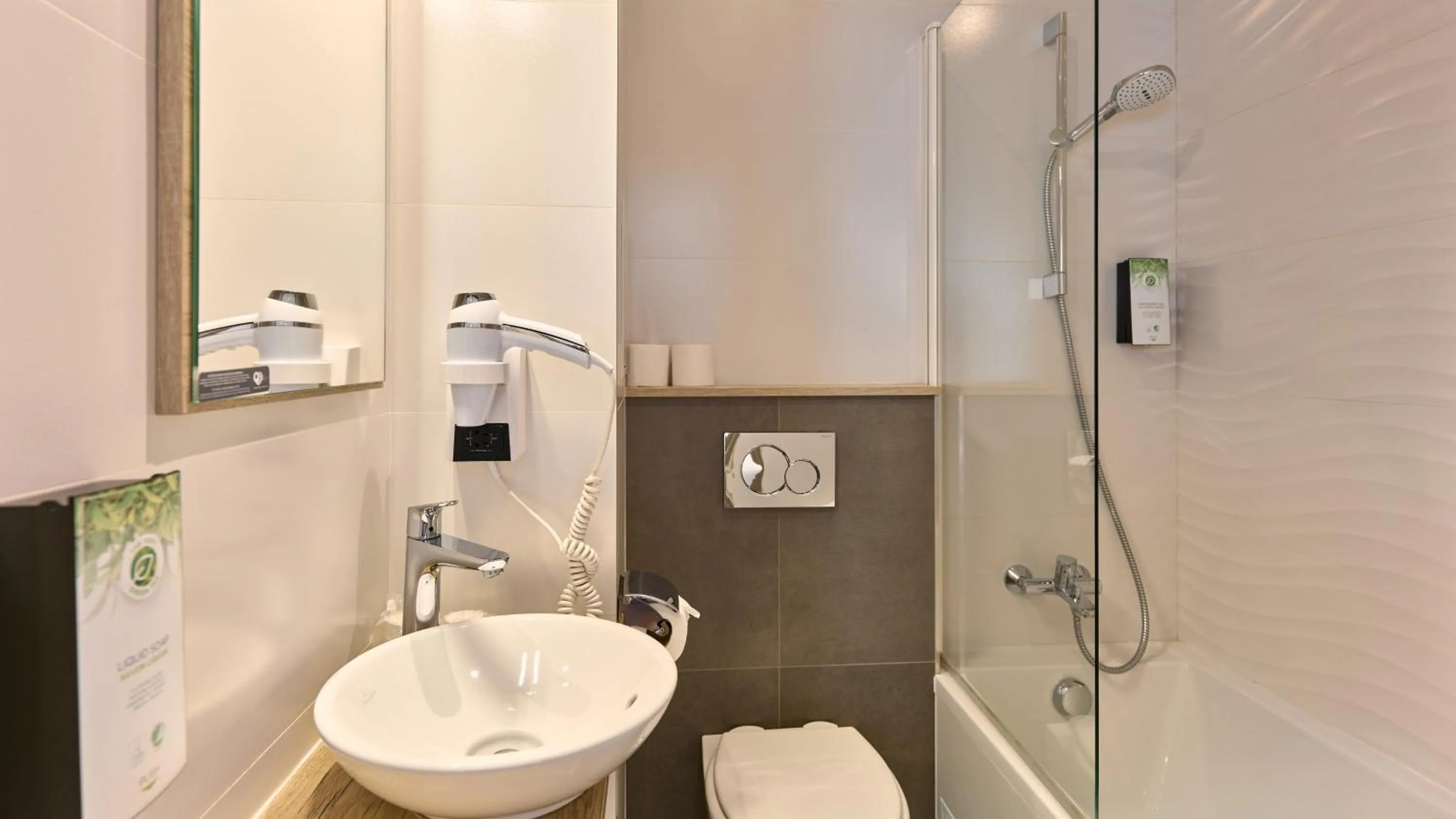 Bathroom in Campanile Paris 14 - Maine Montparnasse