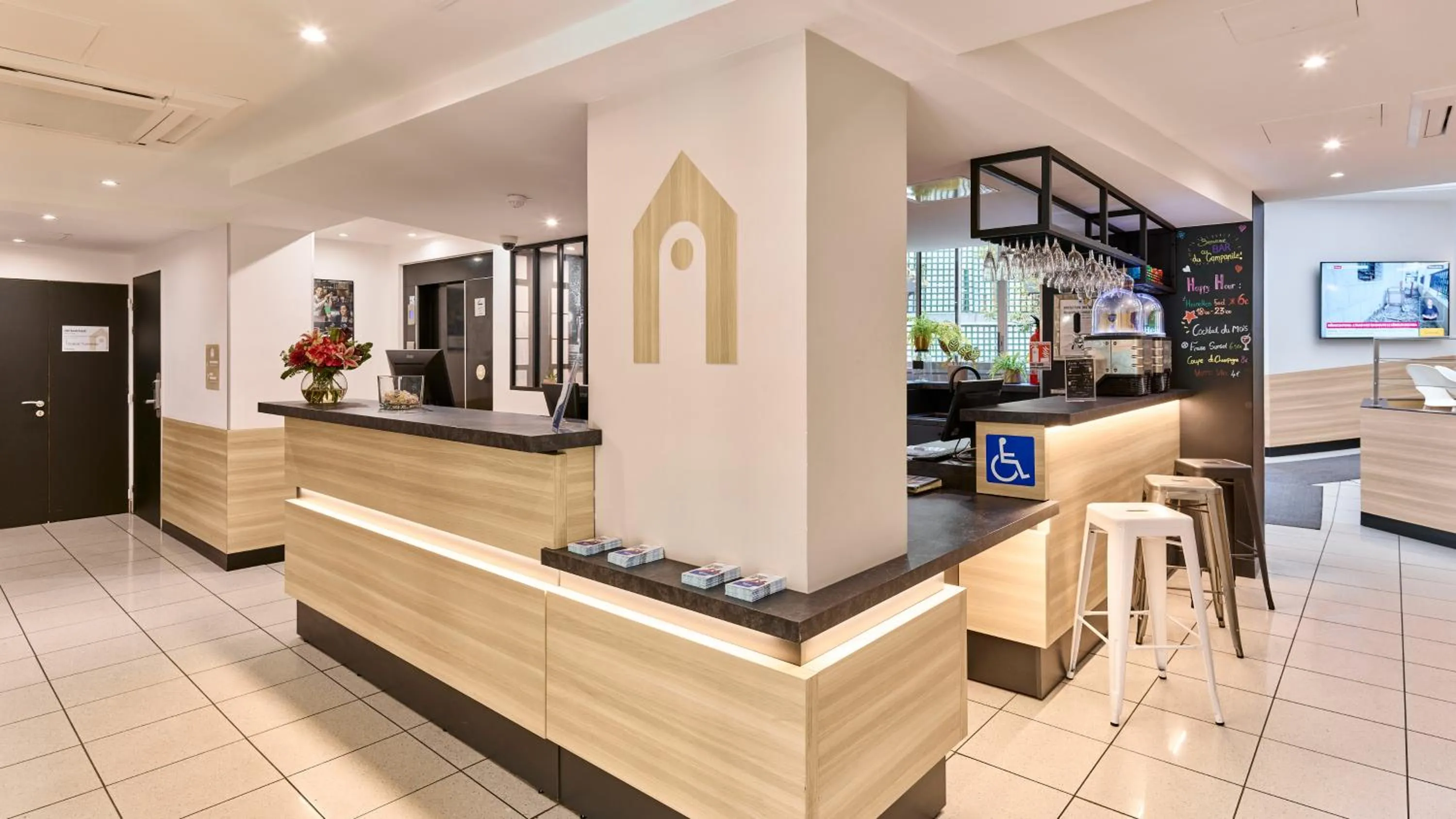 Lobby or reception in Campanile Paris 14 - Maine Montparnasse