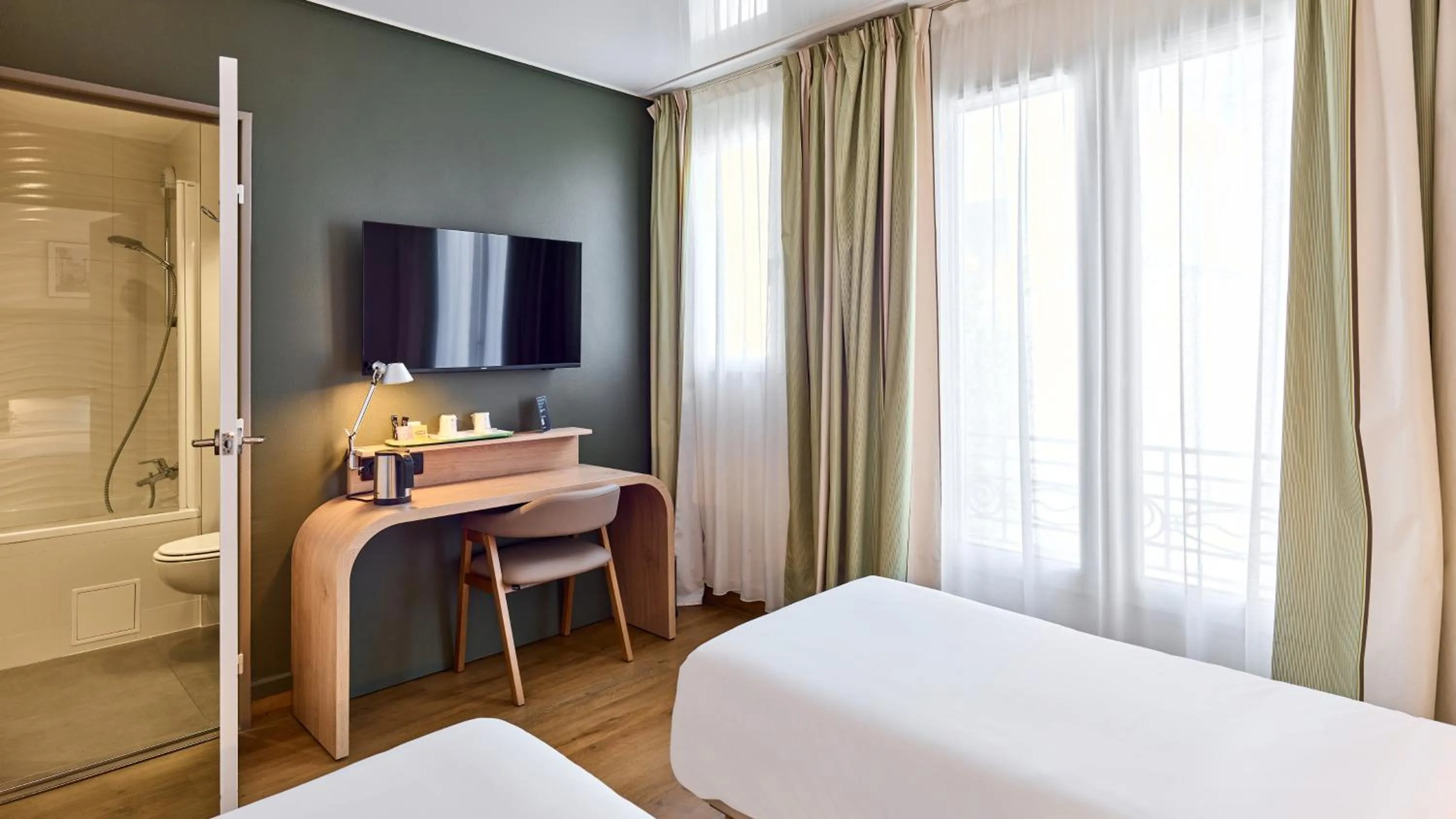 Photo of the whole room, Bed in Campanile Paris 14 - Maine Montparnasse