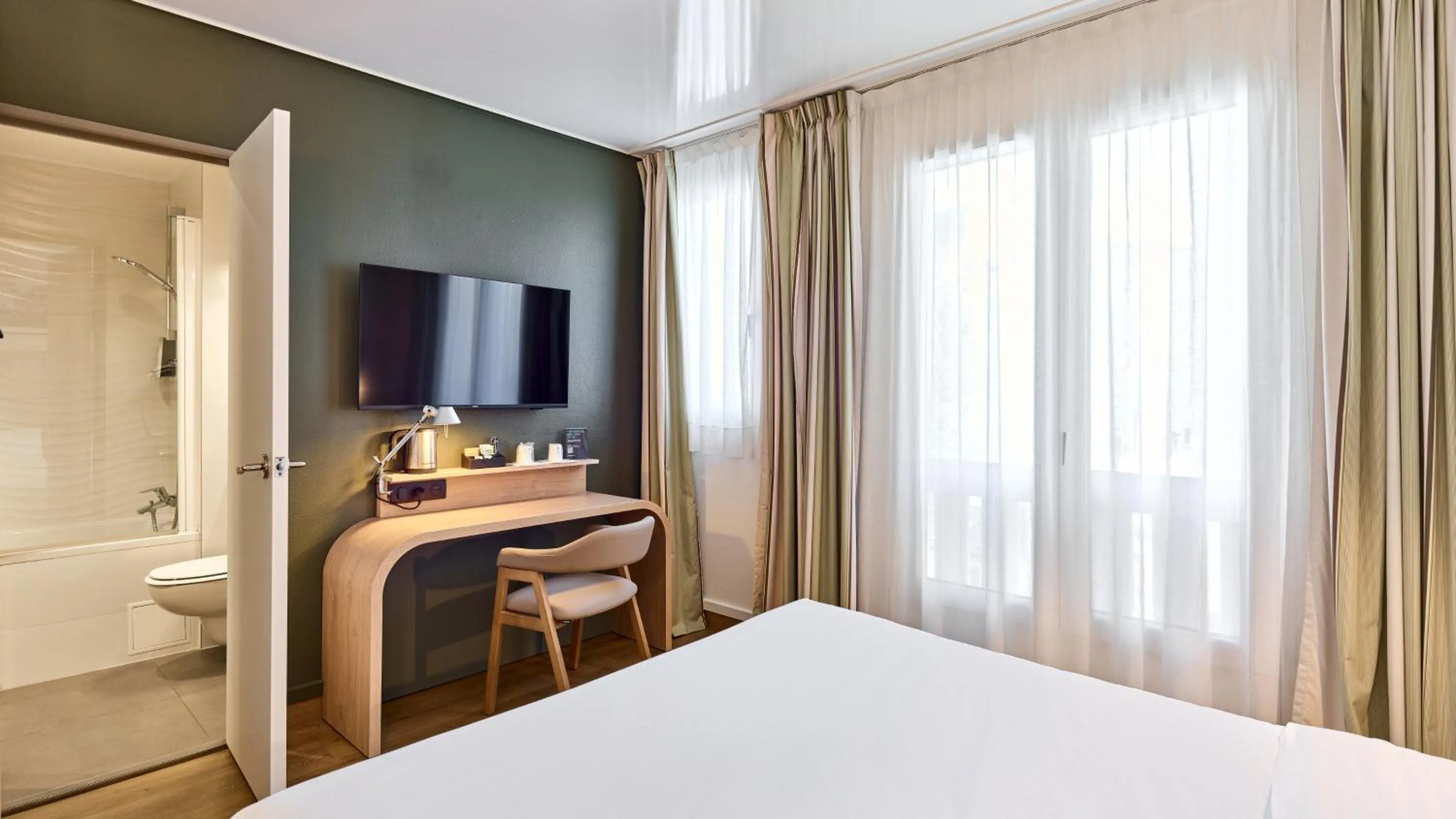 Bedroom, Bed in Campanile Paris 14 - Maine Montparnasse