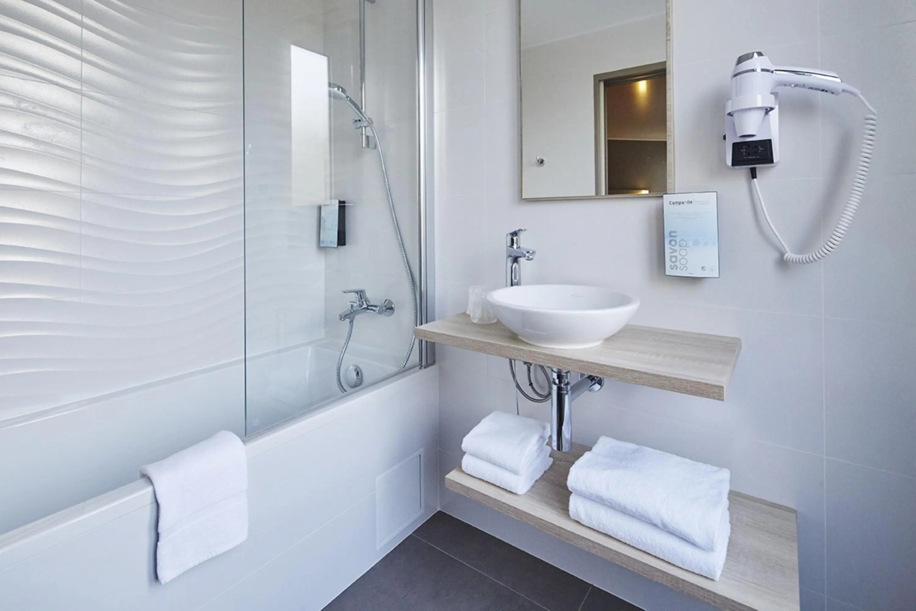 Bathroom in Campanile Paris 14 - Maine Montparnasse