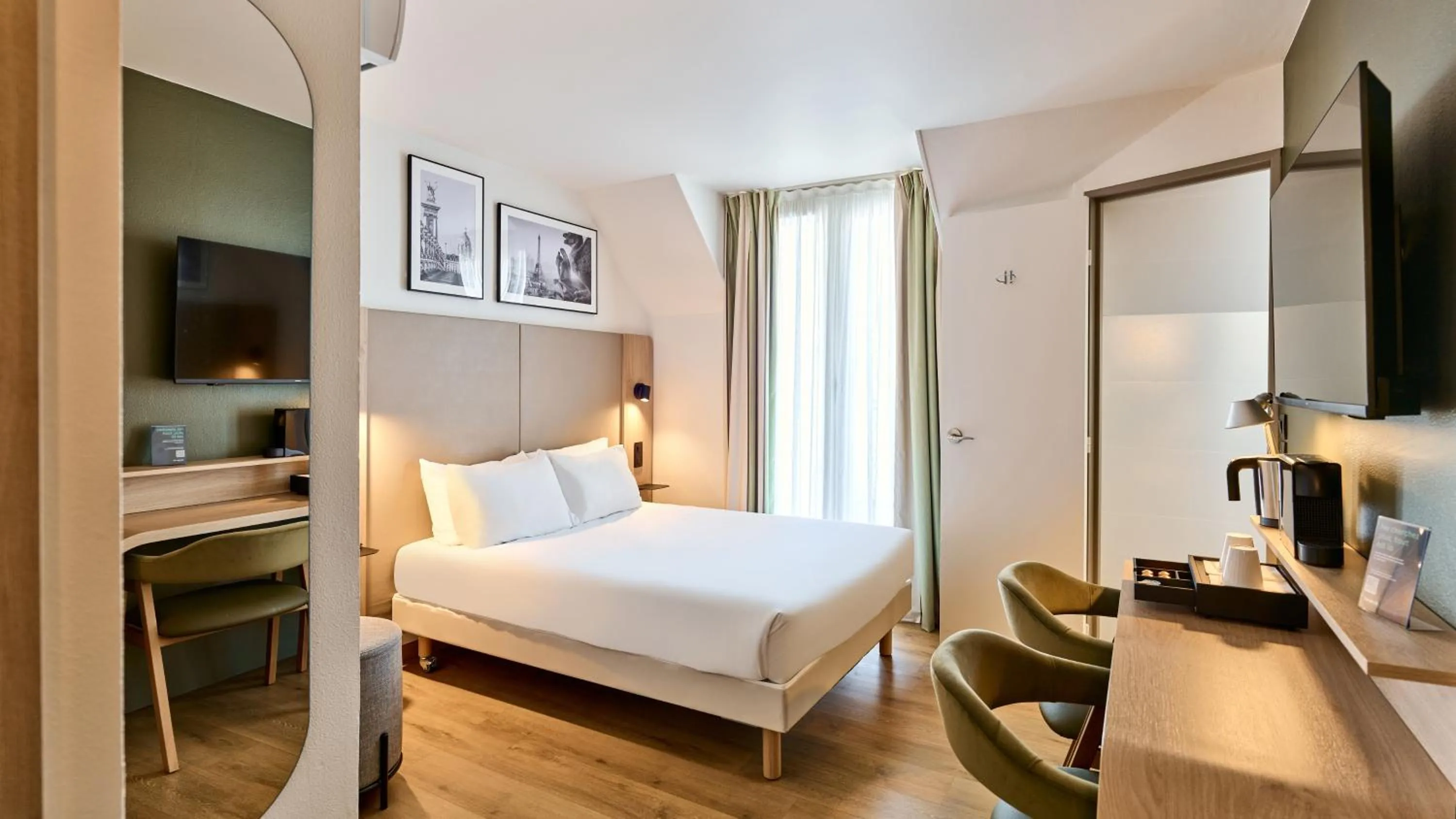 Photo of the whole room, Bed in Campanile Paris 14 - Maine Montparnasse