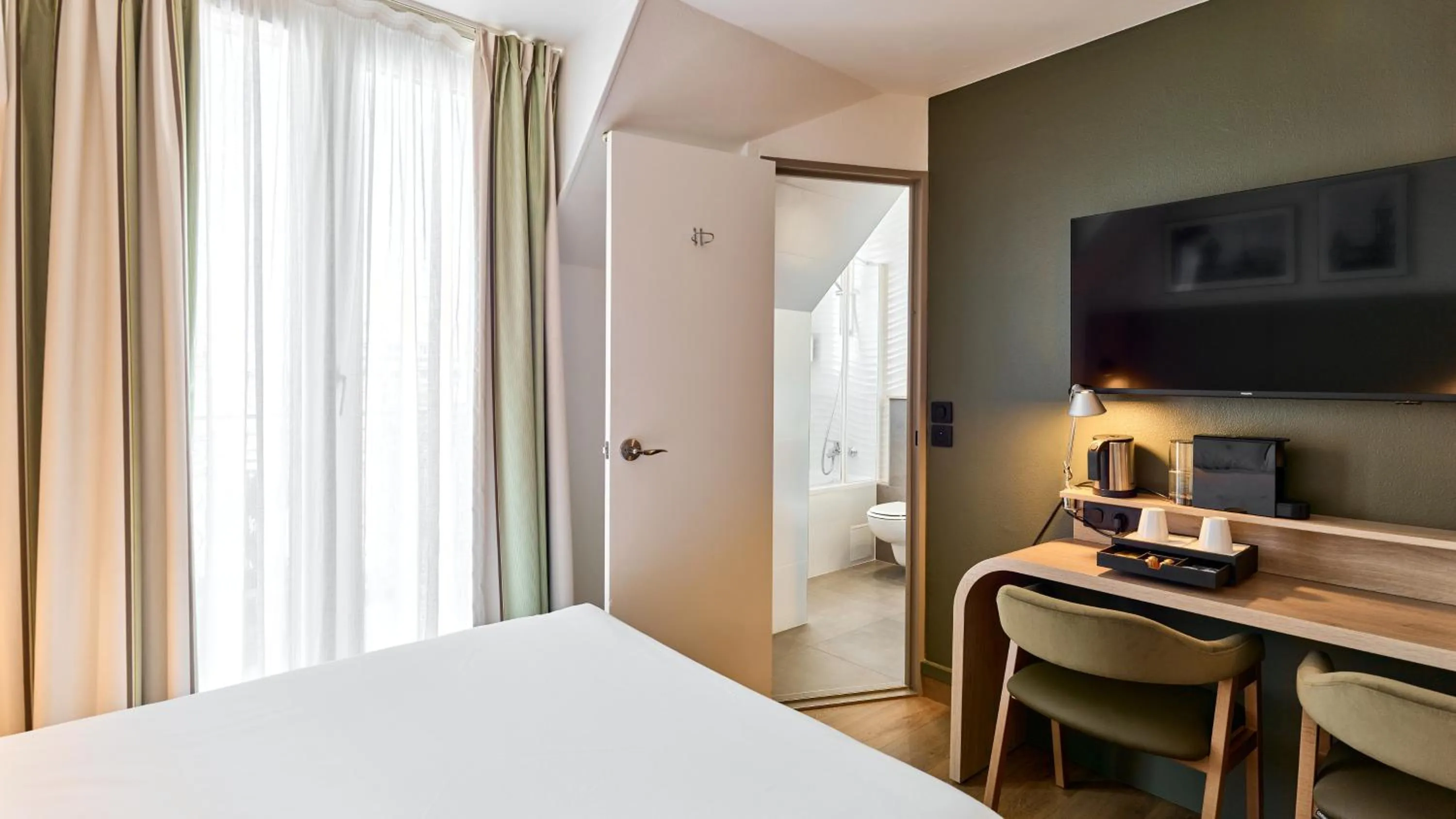 Photo of the whole room, Bed in Campanile Paris 14 - Maine Montparnasse
