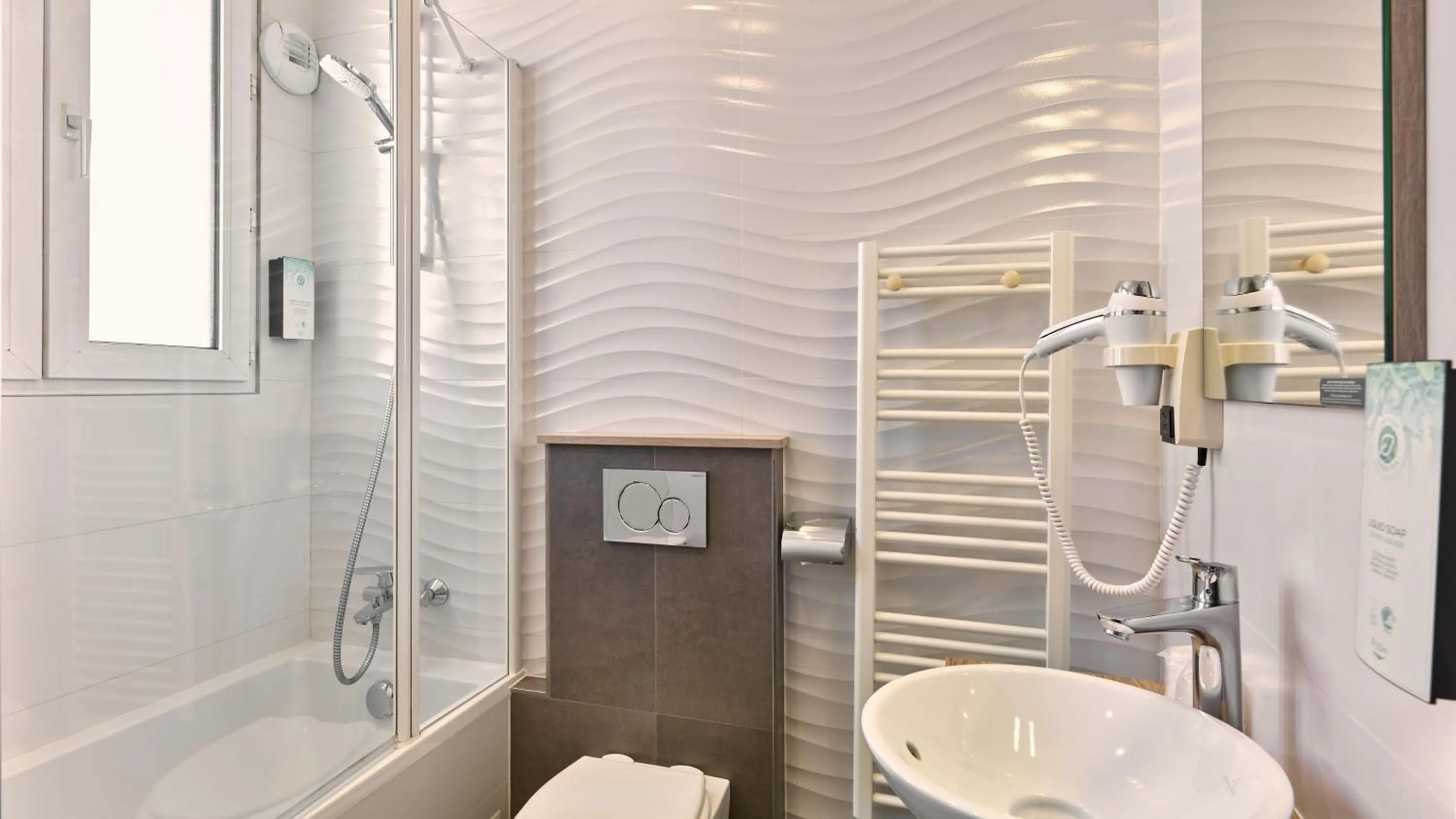 Bathroom in Campanile Paris 14 - Maine Montparnasse