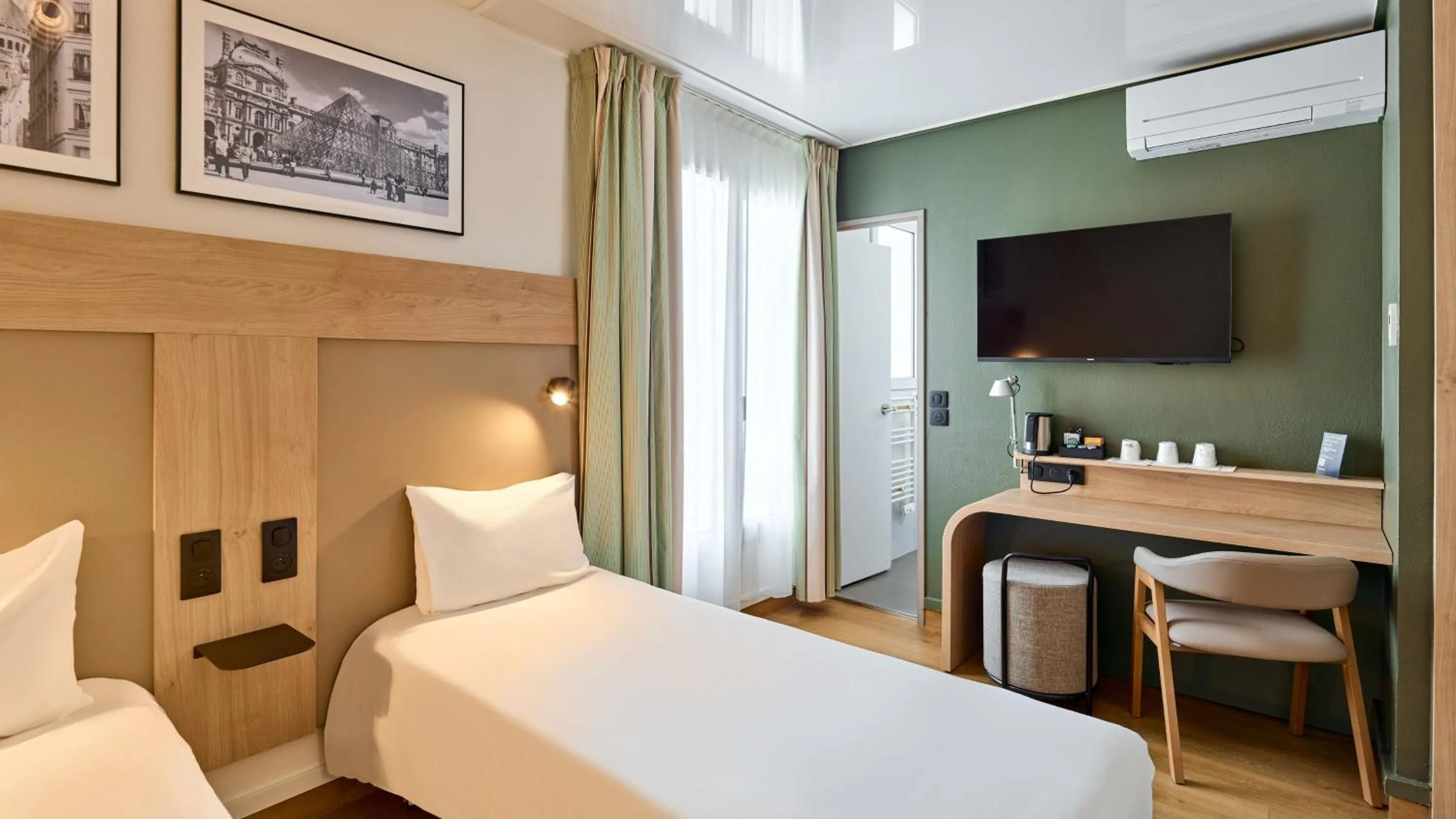 Bedroom, Bed in Campanile Paris 14 - Maine Montparnasse