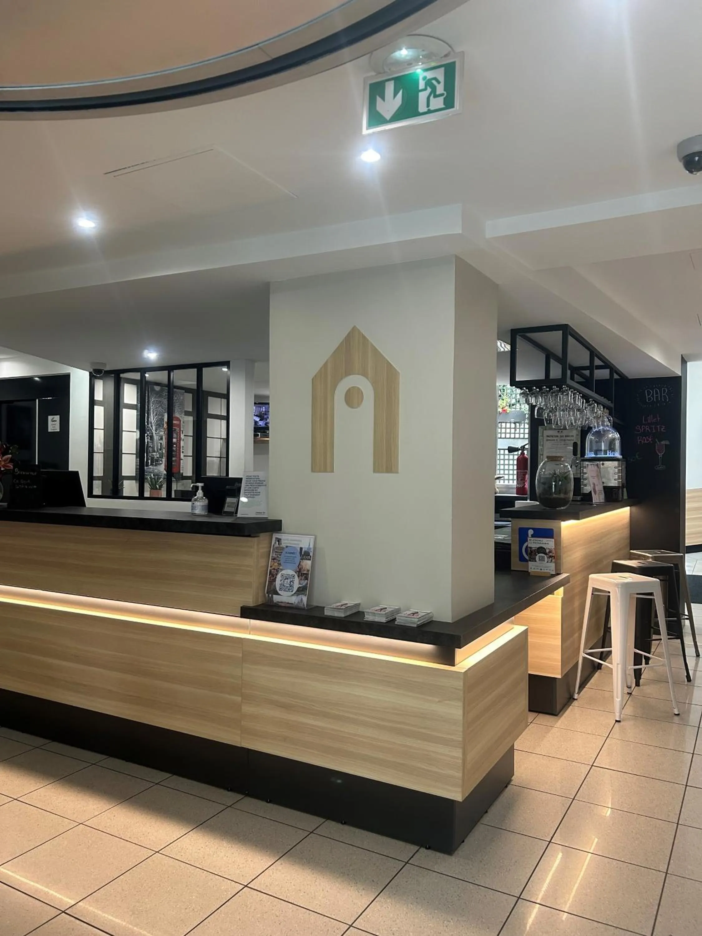 Seating area in Campanile Paris 14 - Maine Montparnasse