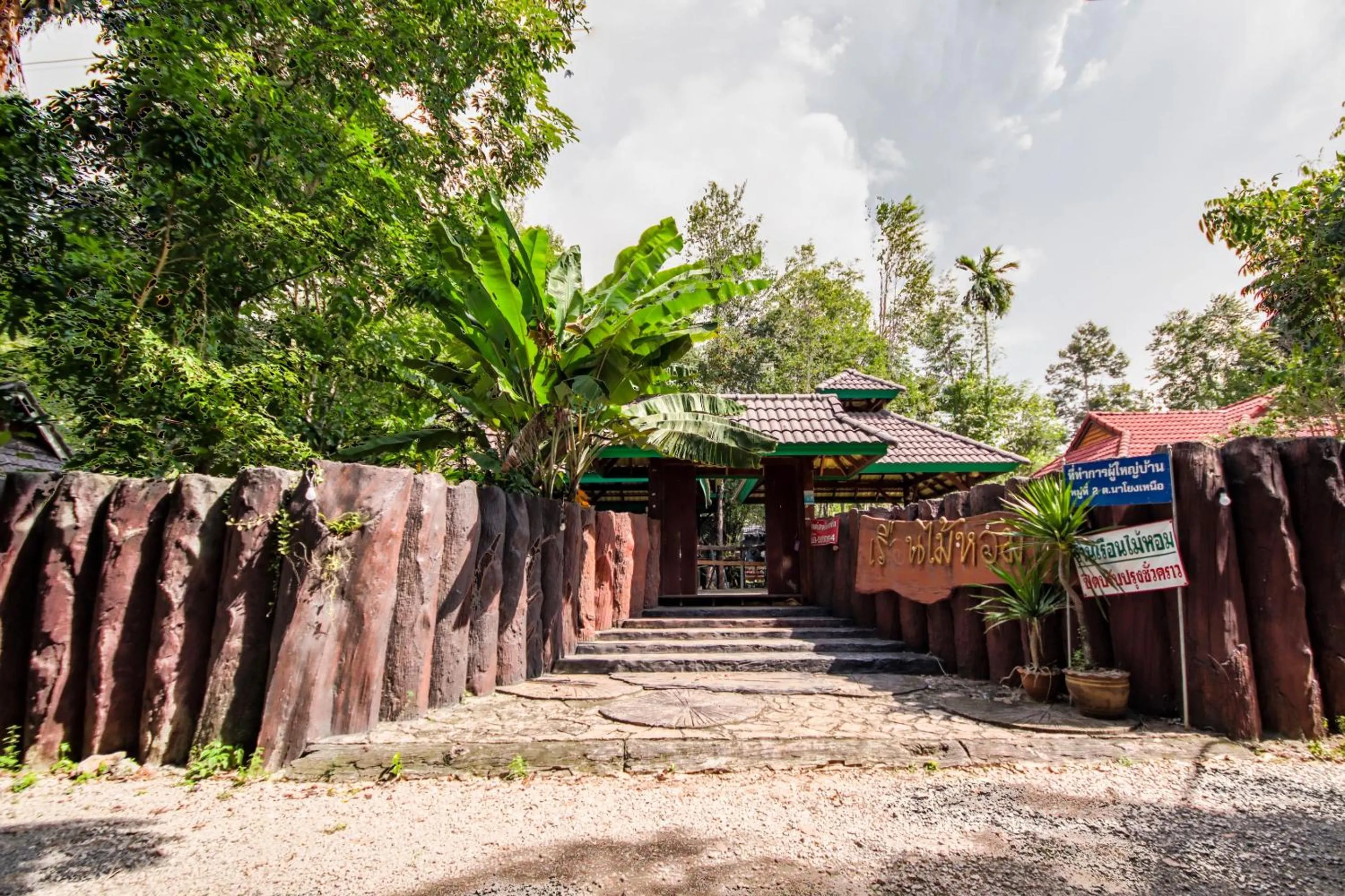Facade/entrance in OYO 604 Ruen Mai Horm Resort