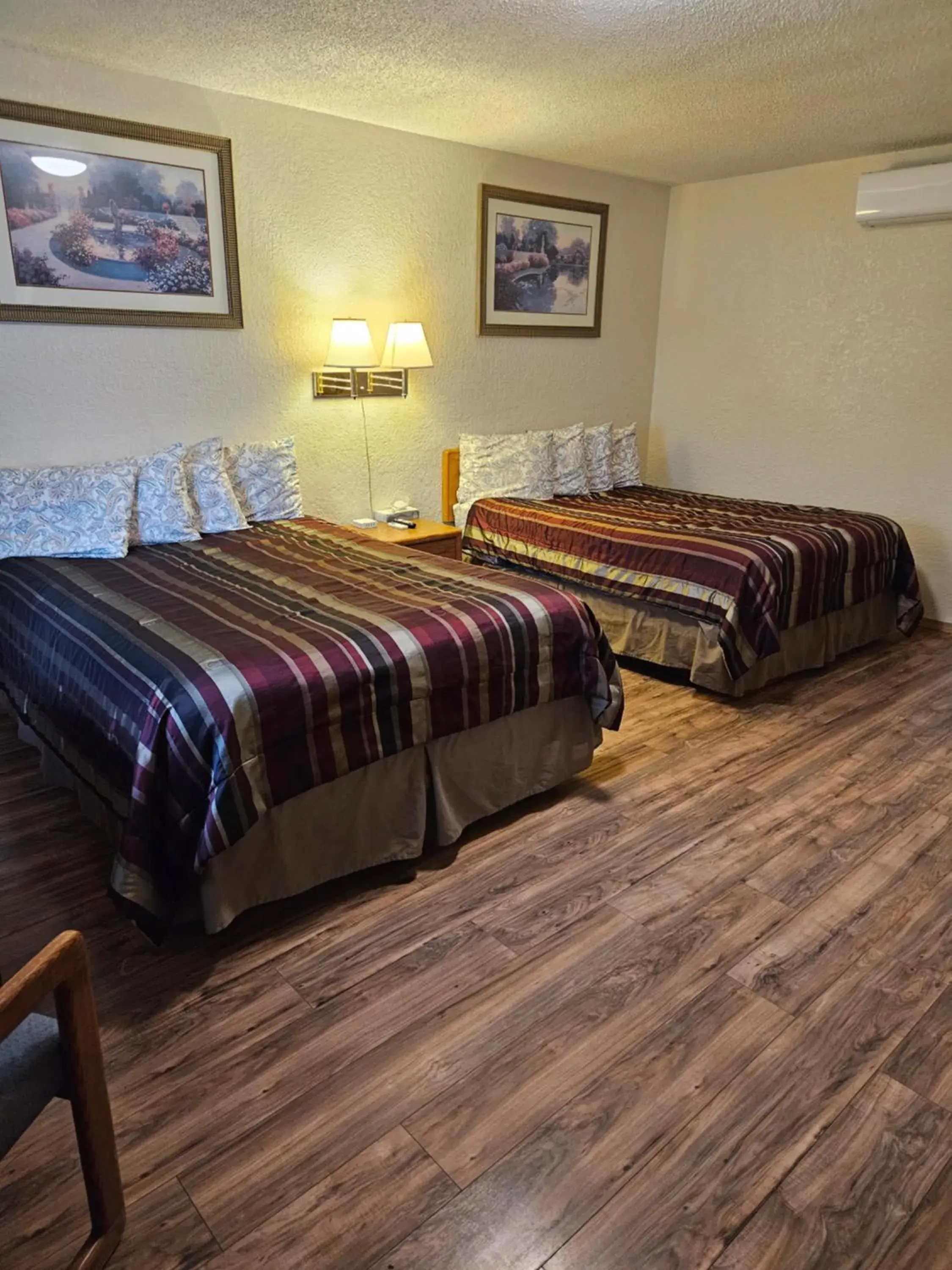 Queen Room with Two Queen Beds - Non-Smoking in Travel Inn Queen Room with Two Queen Beds - Non-Smoking in Travel Inn