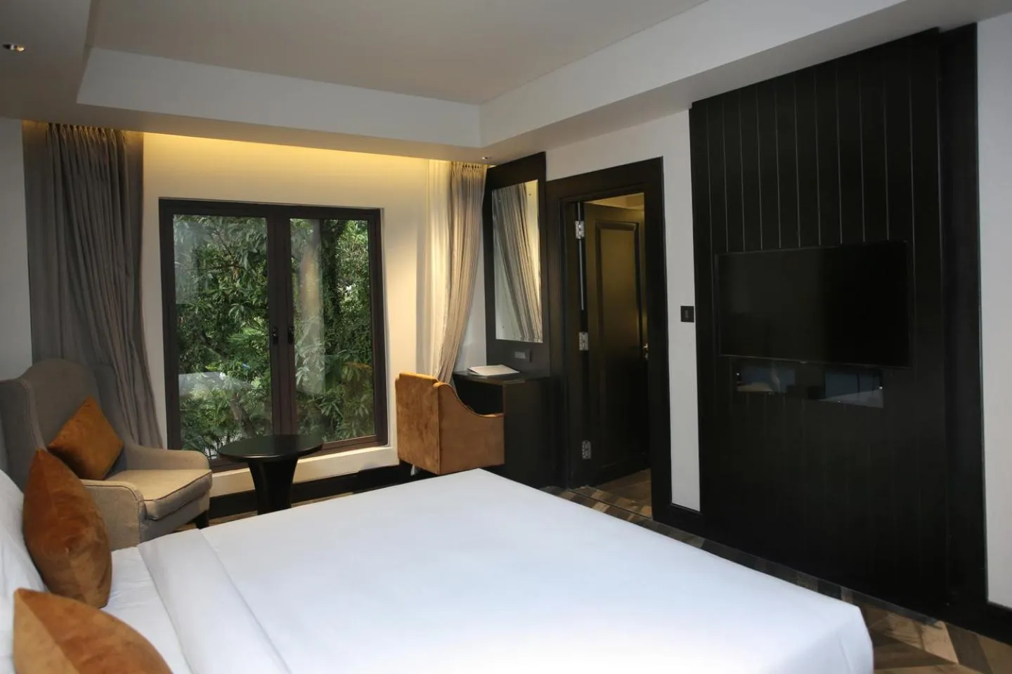 Photo of the whole room, Bed in LEMARQ