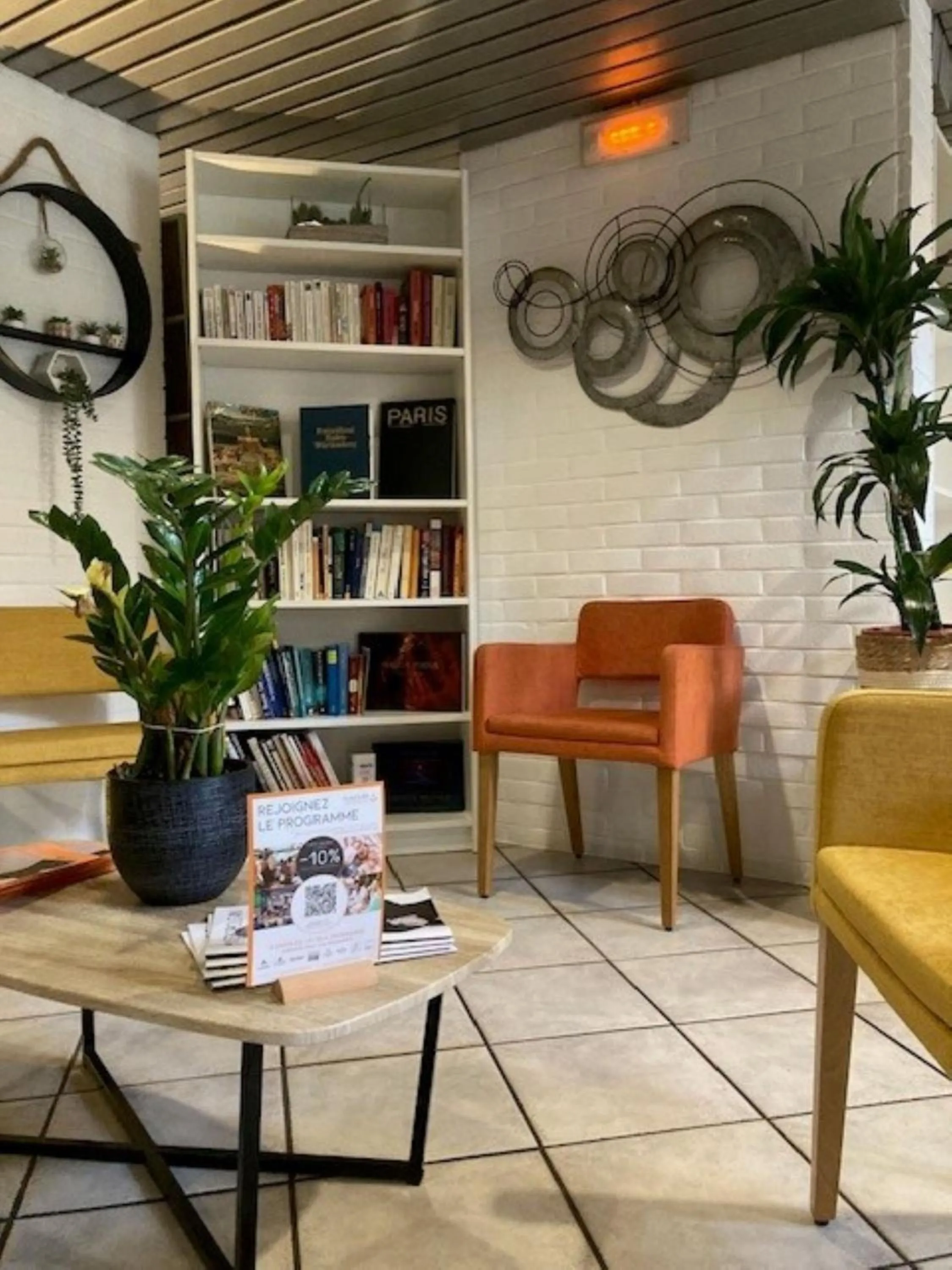 Library in Kyriad Hotel Montpellier Centre Antigone