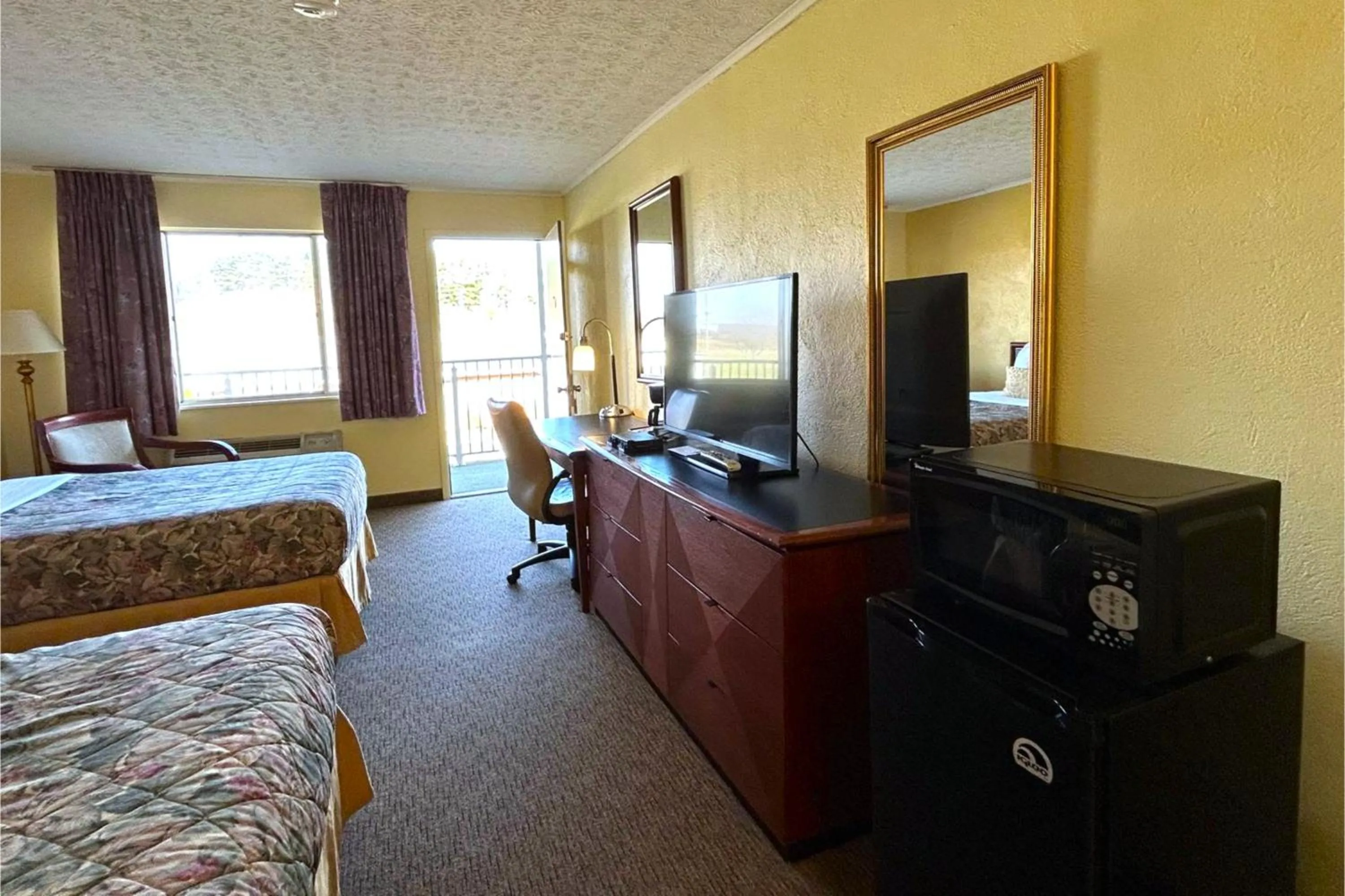 Bedroom, Bed in Lake Logan Inn Capital O Ohio