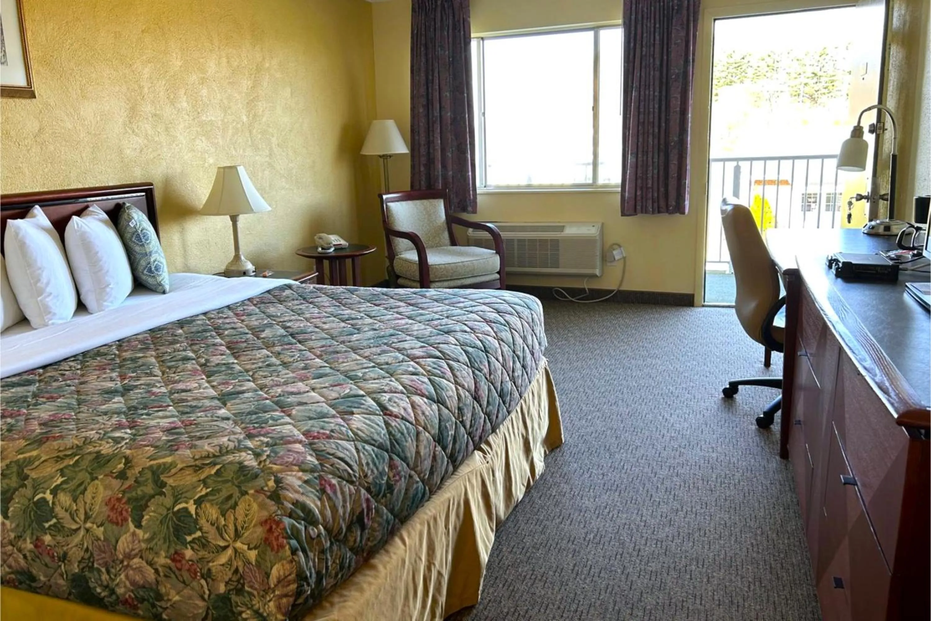 Bedroom, Bed in Lake Logan Inn Capital O Ohio