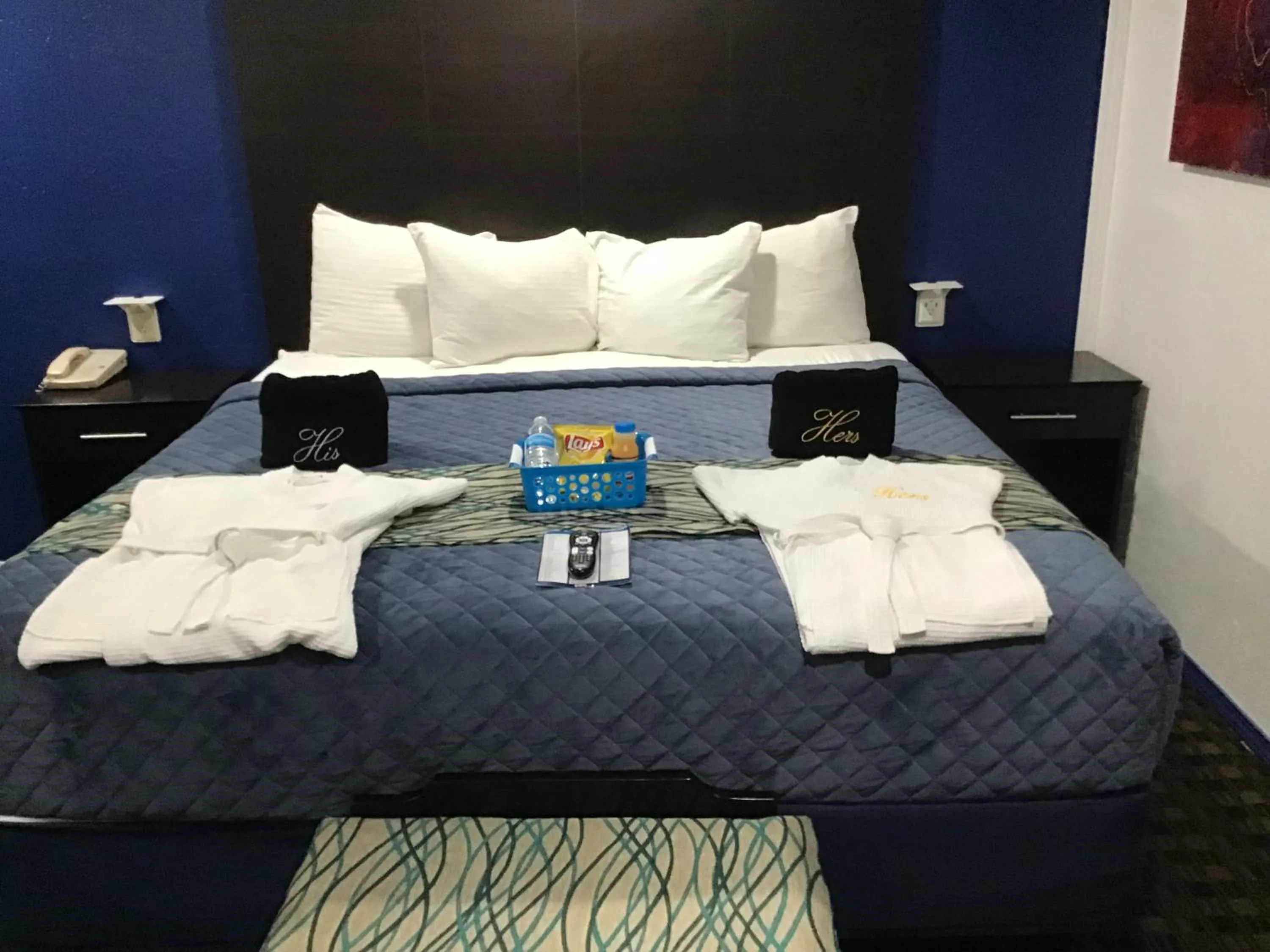 Bed in Budget Inn & Suites