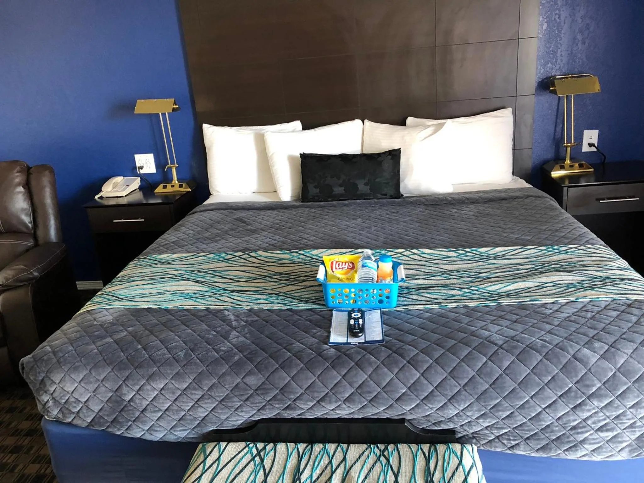 Bed in Budget Inn & Suites