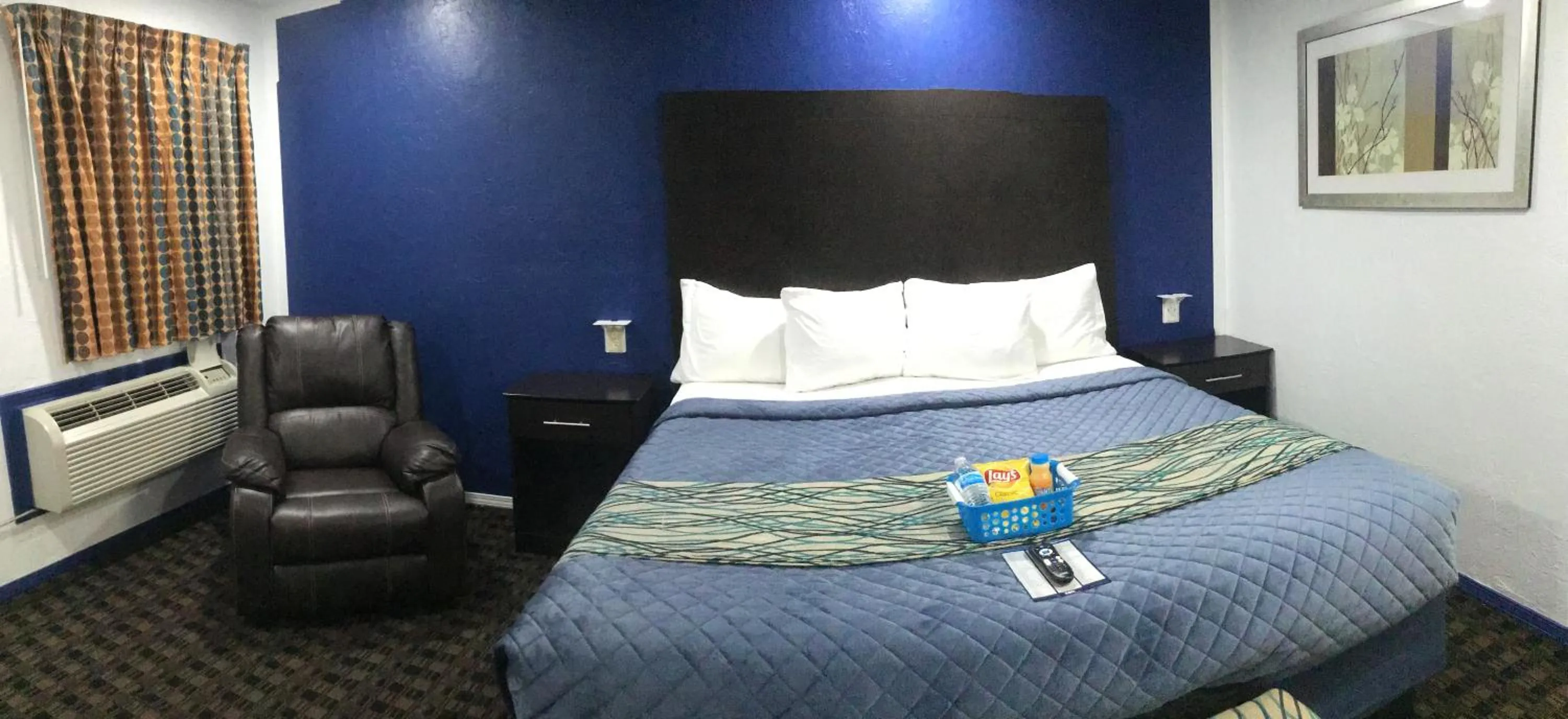 Bed in Budget Inn & Suites