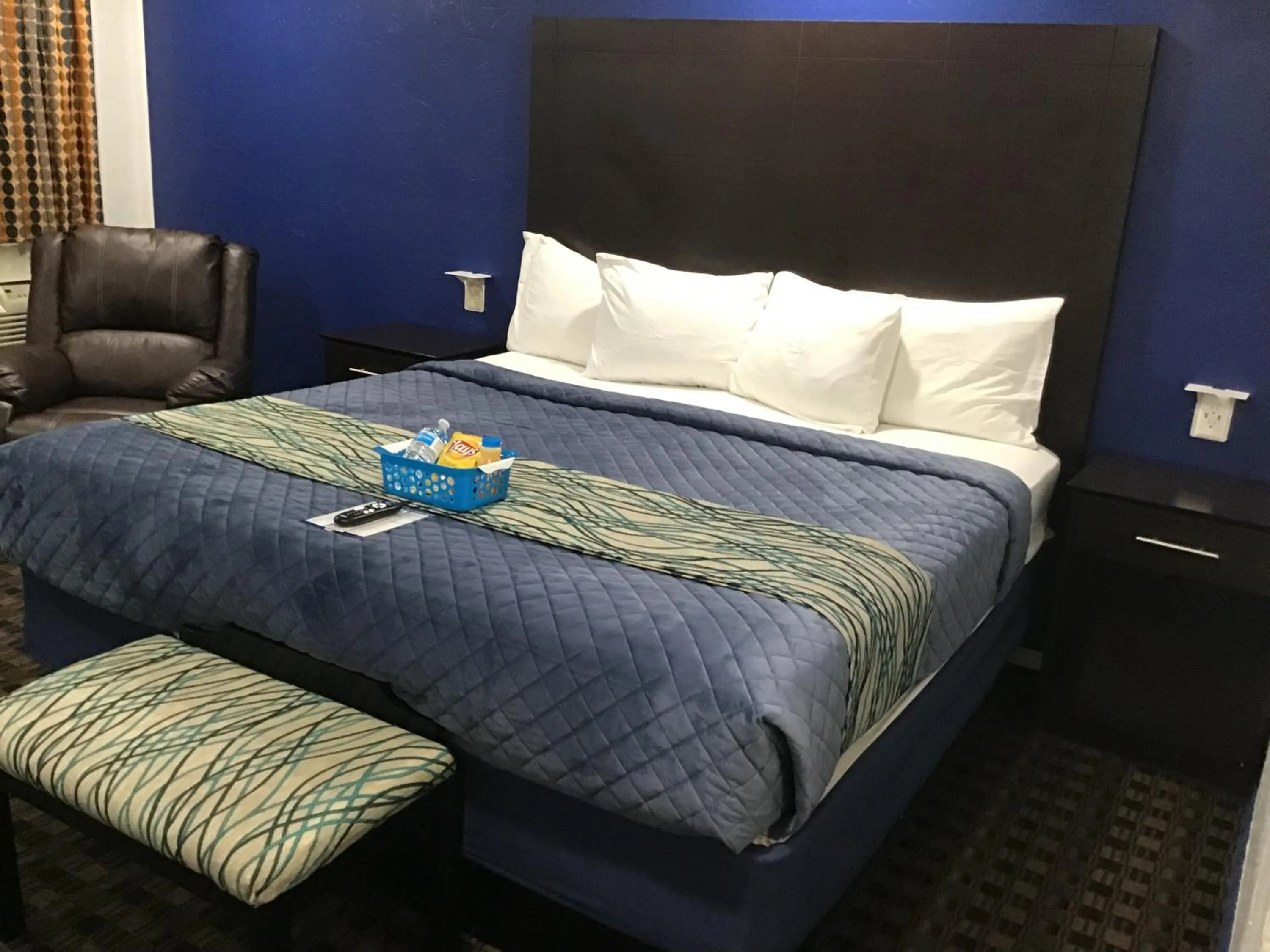 Bed in Budget Inn & Suites