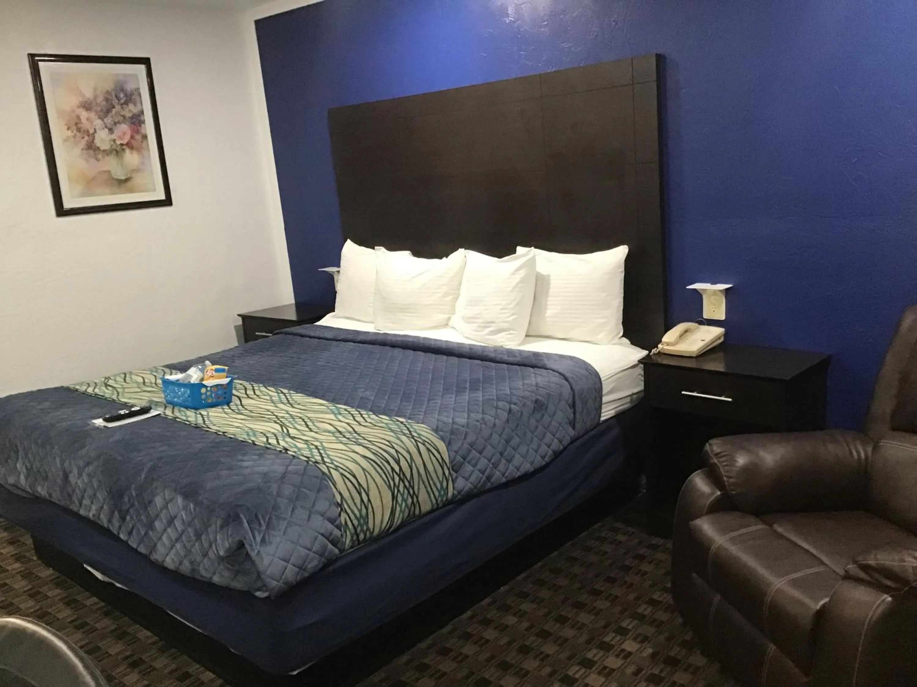 Bed in Budget Inn & Suites