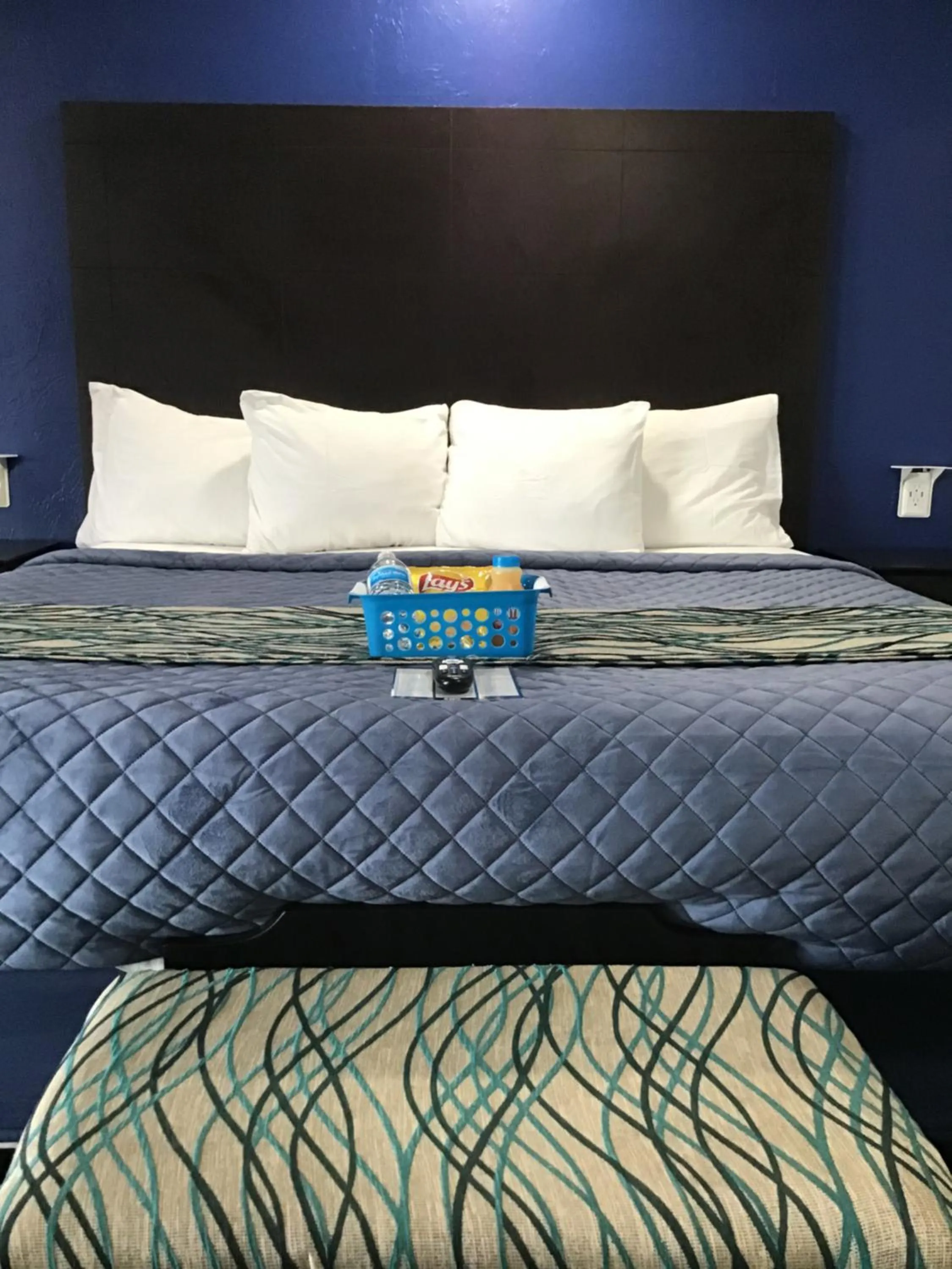 Bed in Budget Inn & Suites