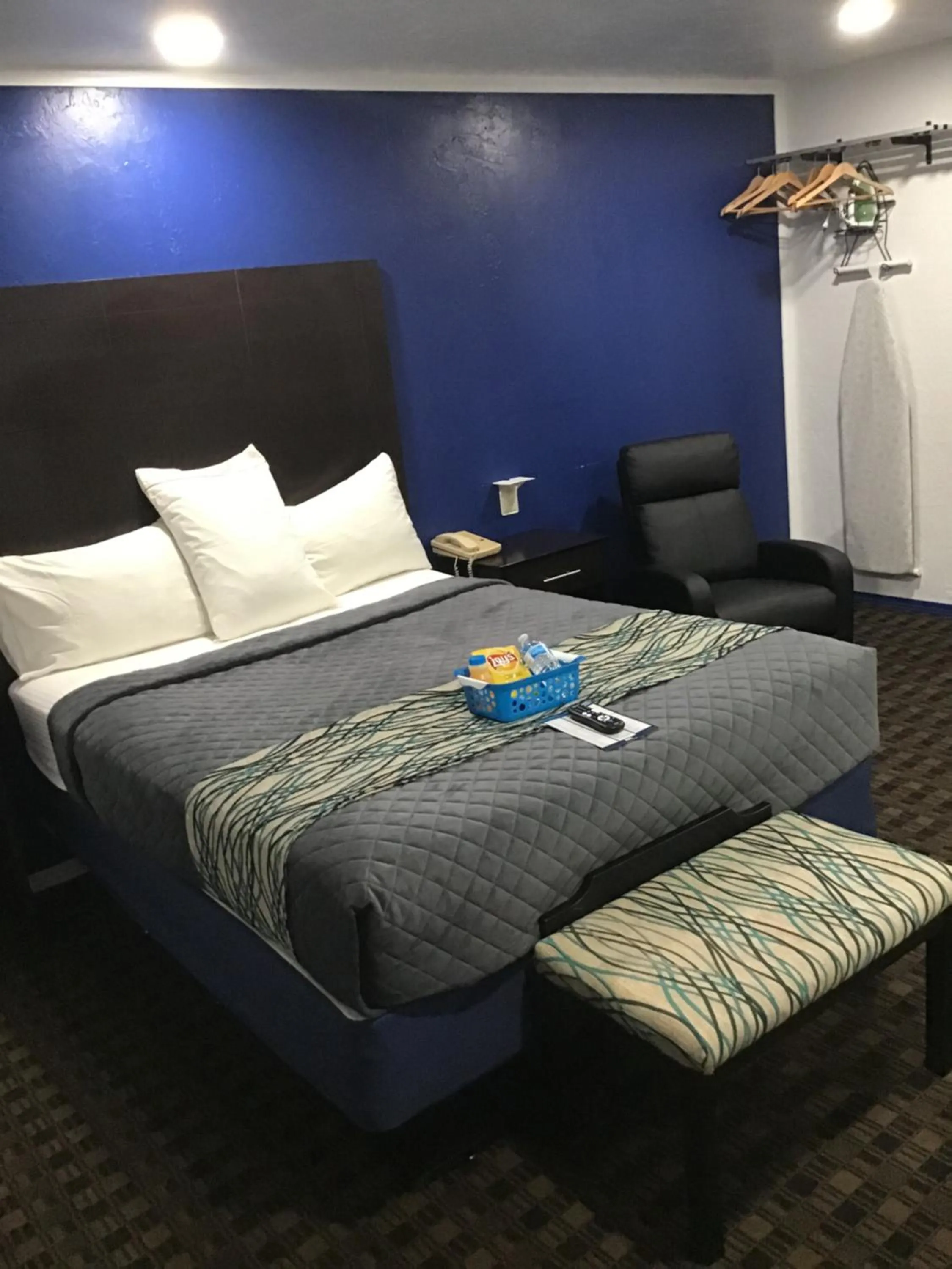 Bed in Budget Inn & Suites