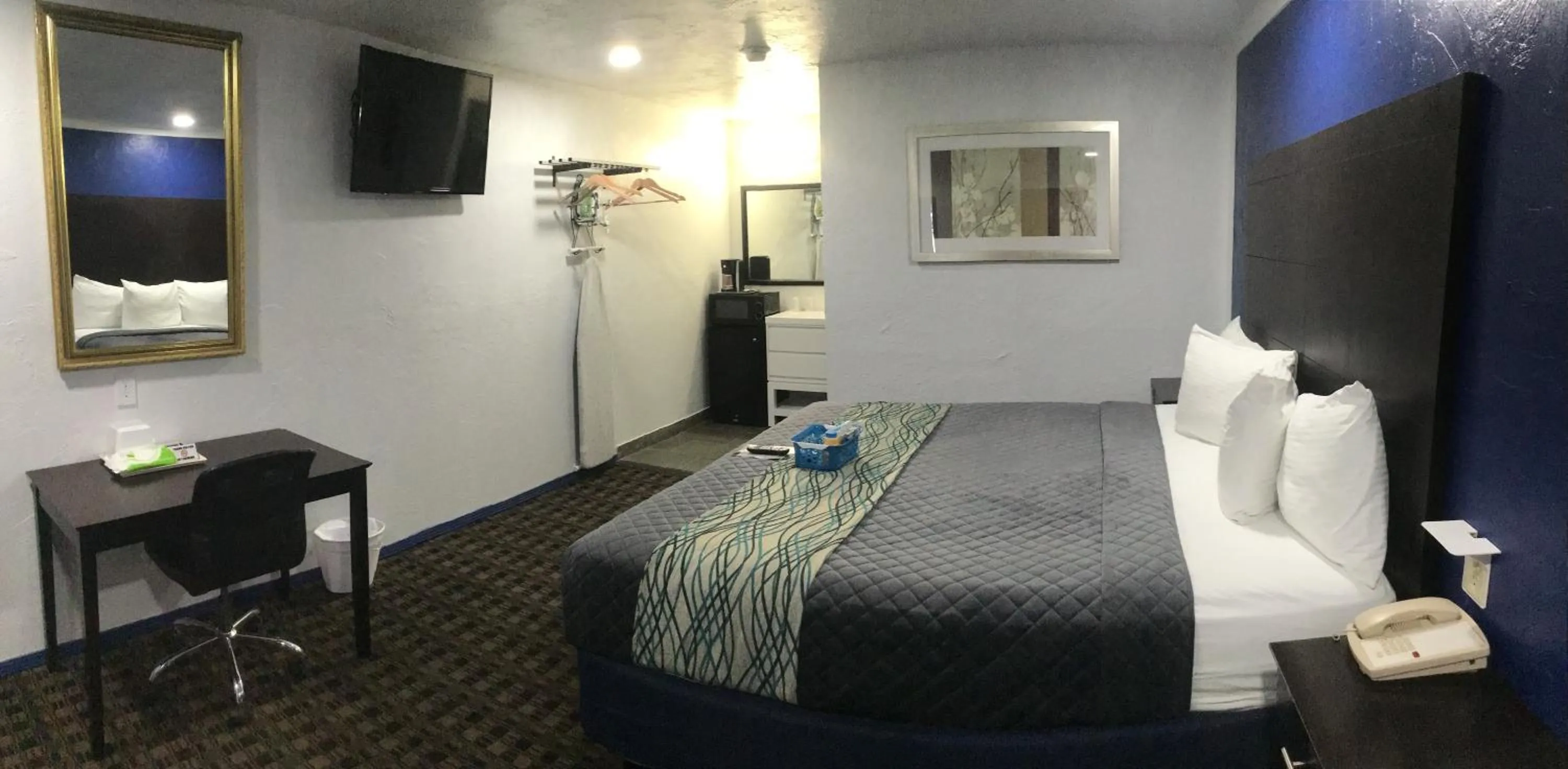 Bed in Budget Inn & Suites