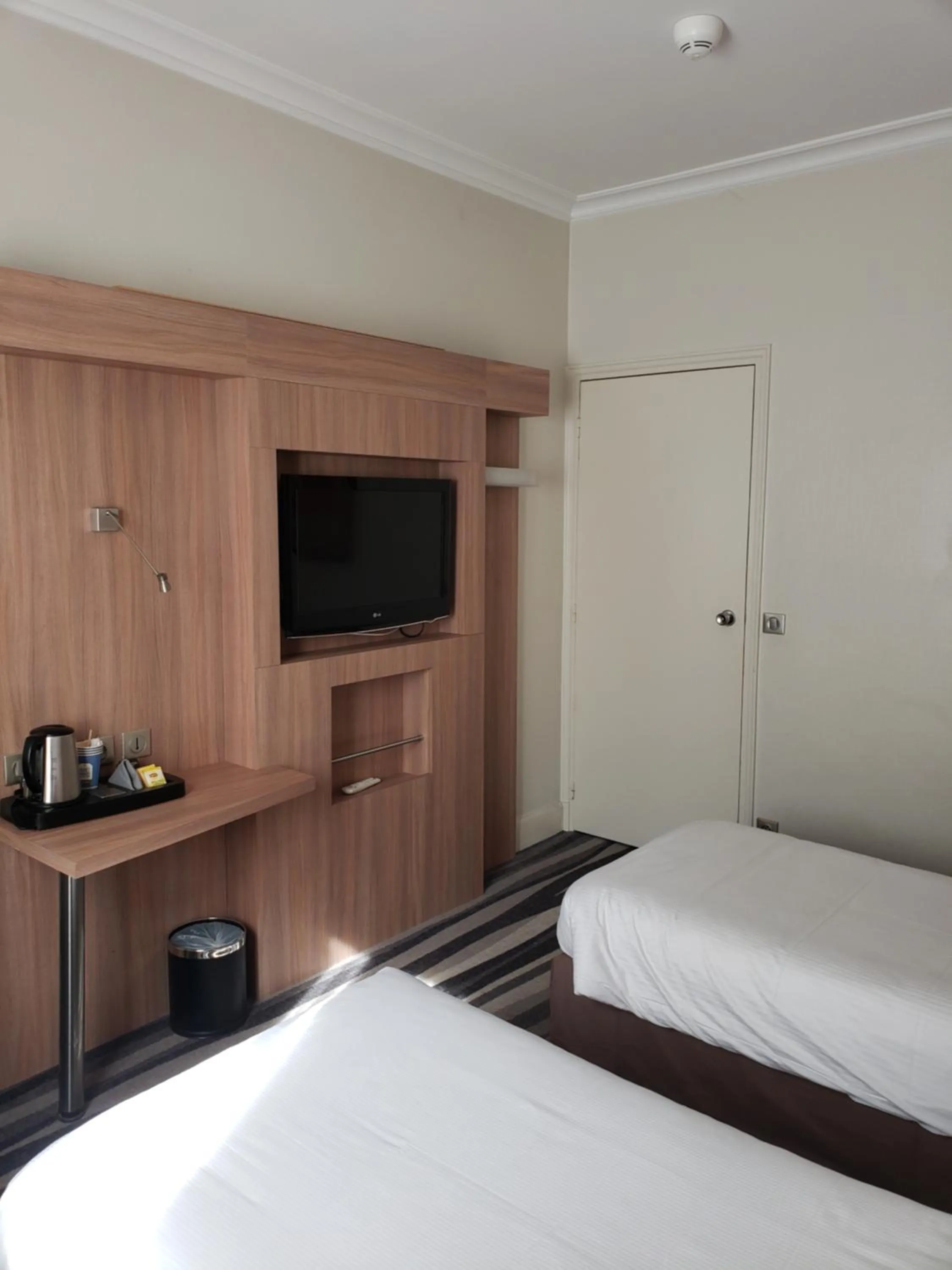 Shower, Bed in Kyriad Hotel Tours Centre
