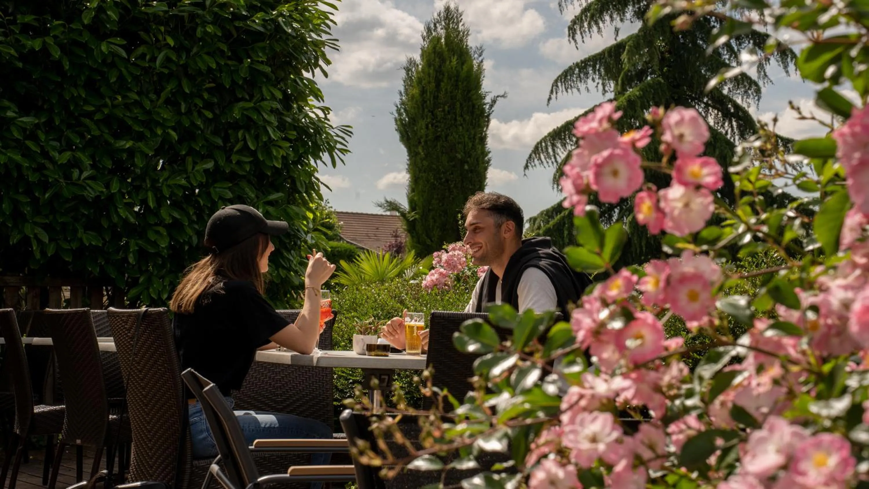 Lounge or bar in Hôtel Parc Adélie - Logis Hôtels