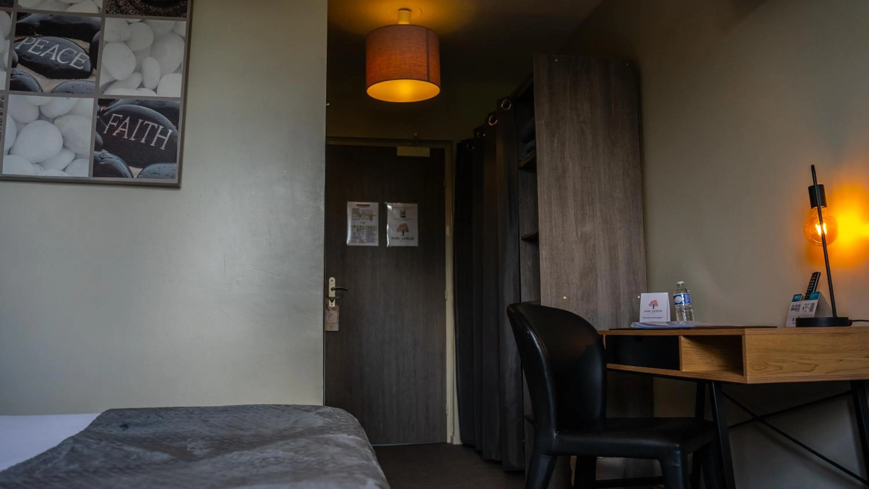 Bed in Hôtel Parc Adélie - Logis Hôtels