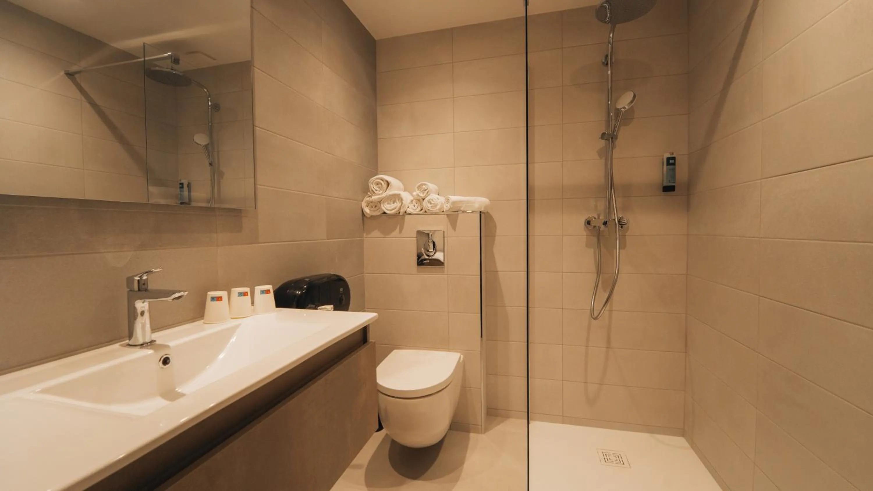 Shower in Hôtel Parc Adélie - Logis Hôtels