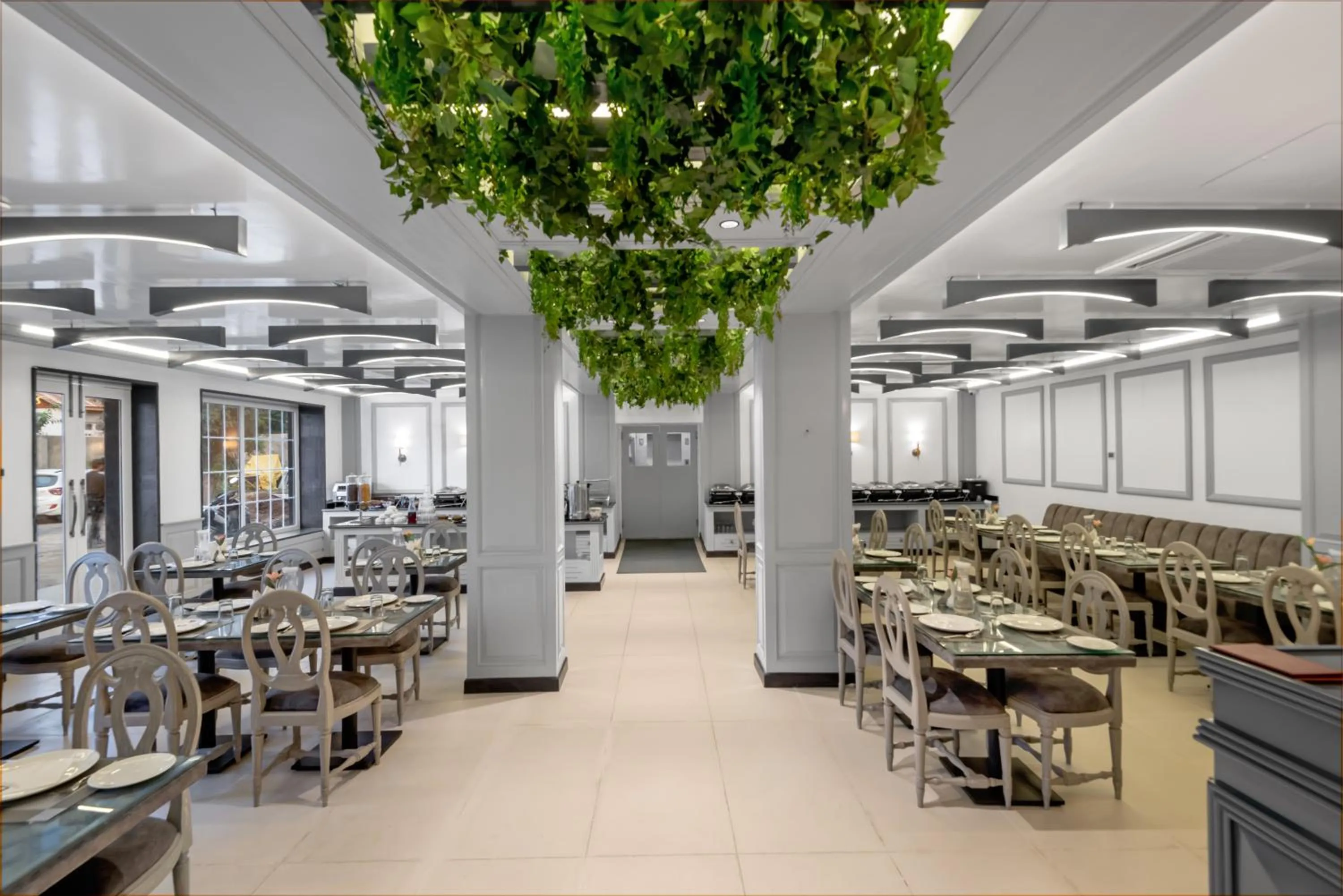 Restaurant/places to eat in Hotel Grand Boulevard