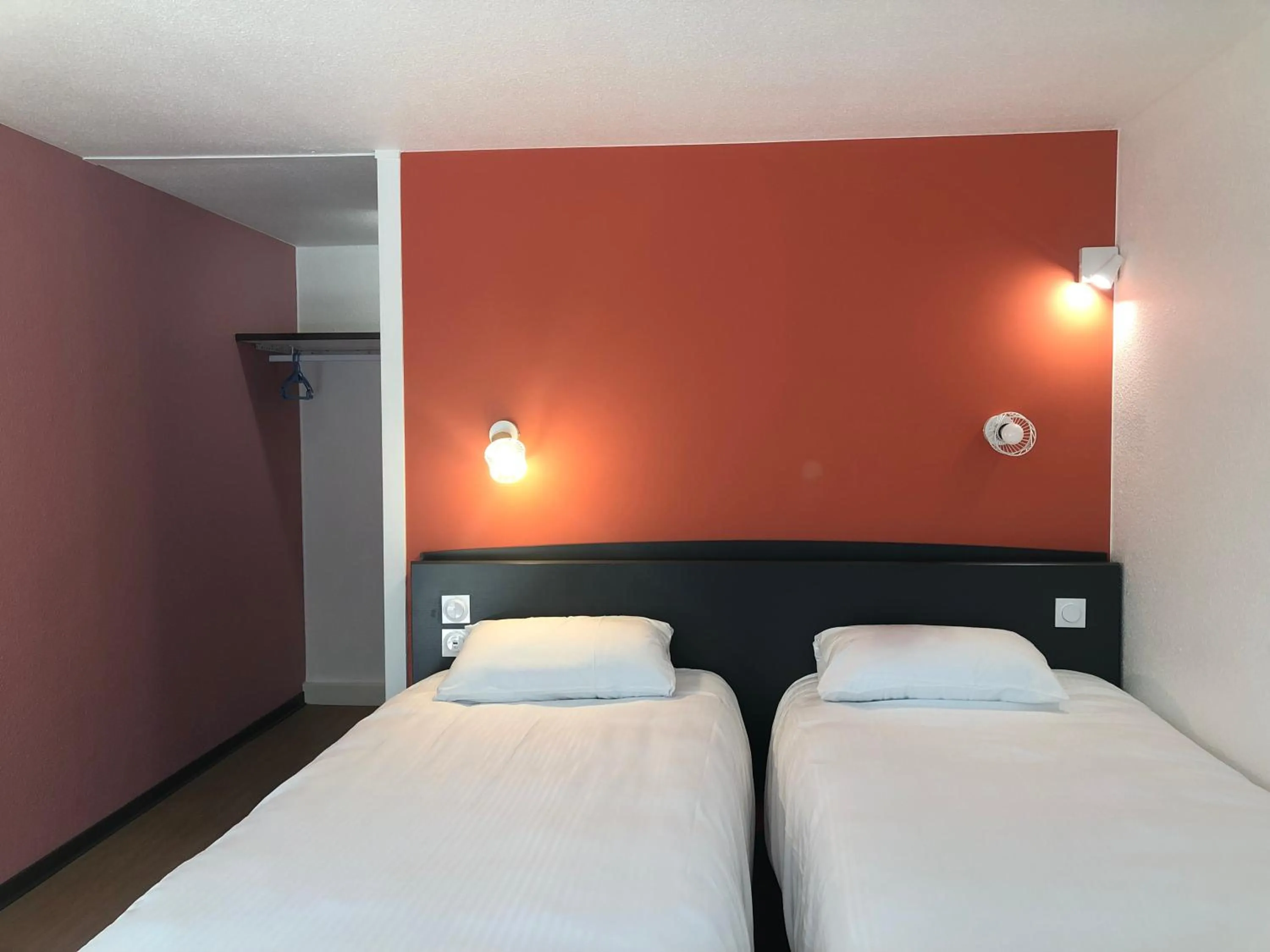 Bedroom, Bed in Kyriad Direct Nancy Sud -Vandoeuvre - Rénové