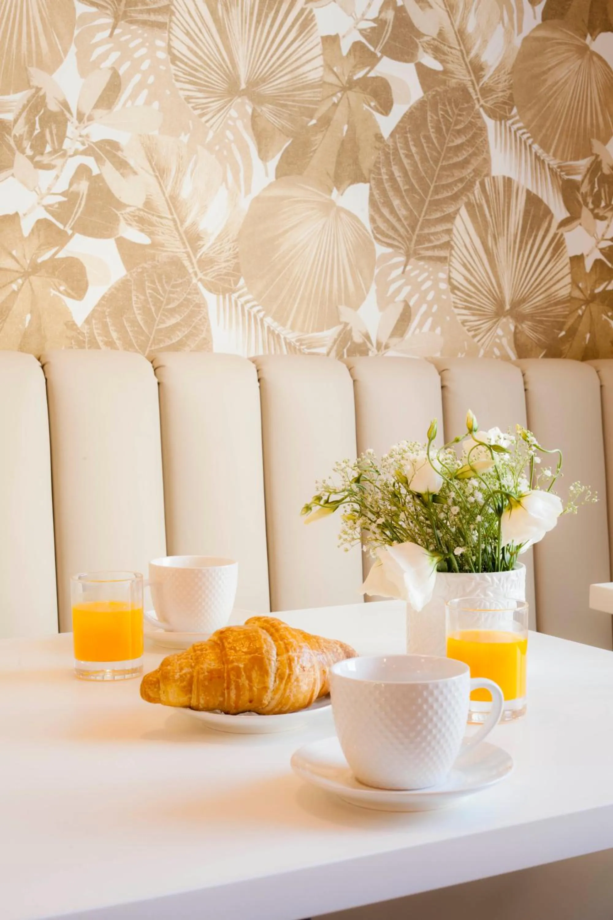 Restaurant/places to eat in Luzeiros Suites