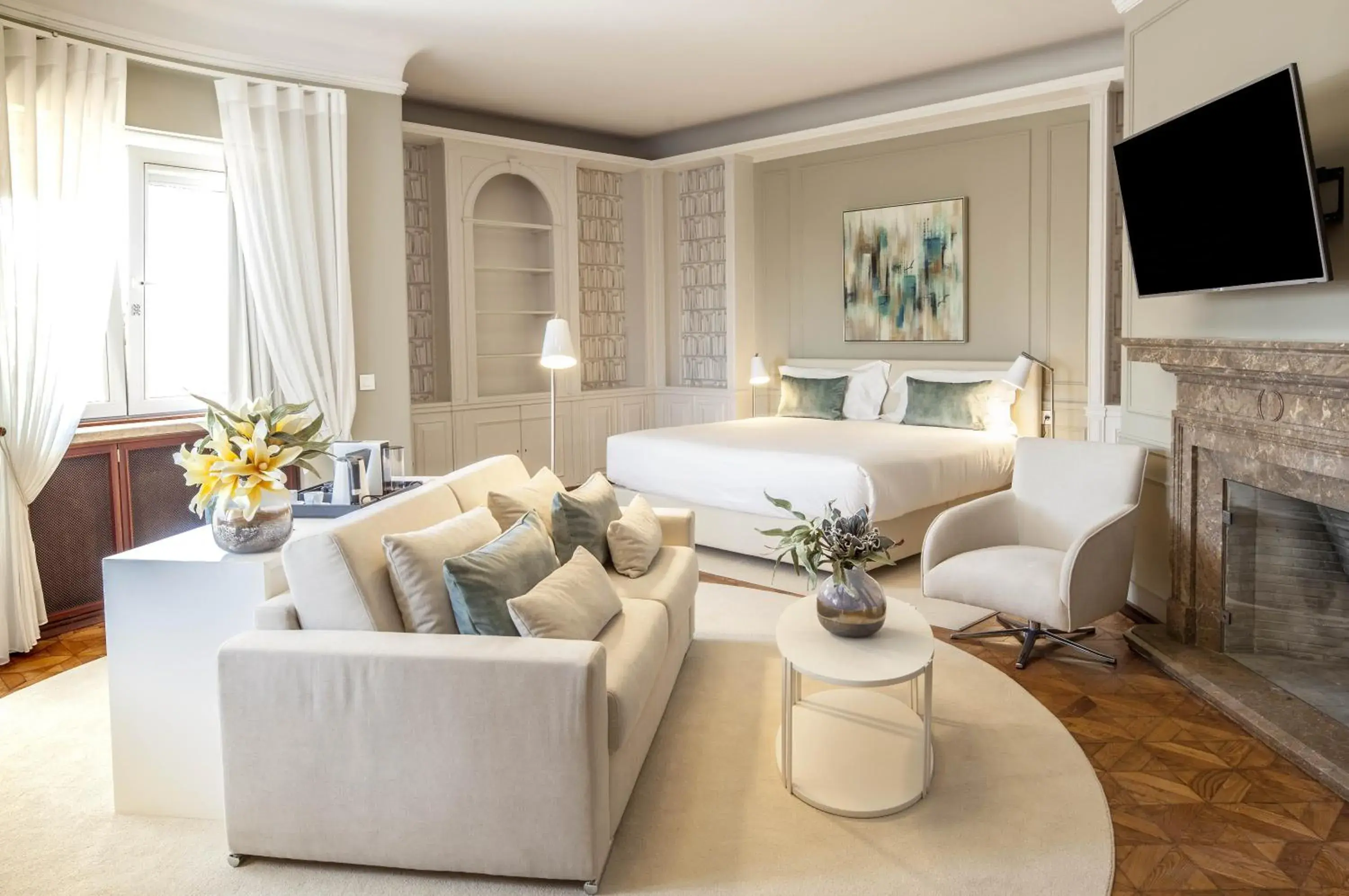 Photo of the whole room, Bed in Luzeiros Suites Photo of the whole room, Bed in Luzeiros Suites