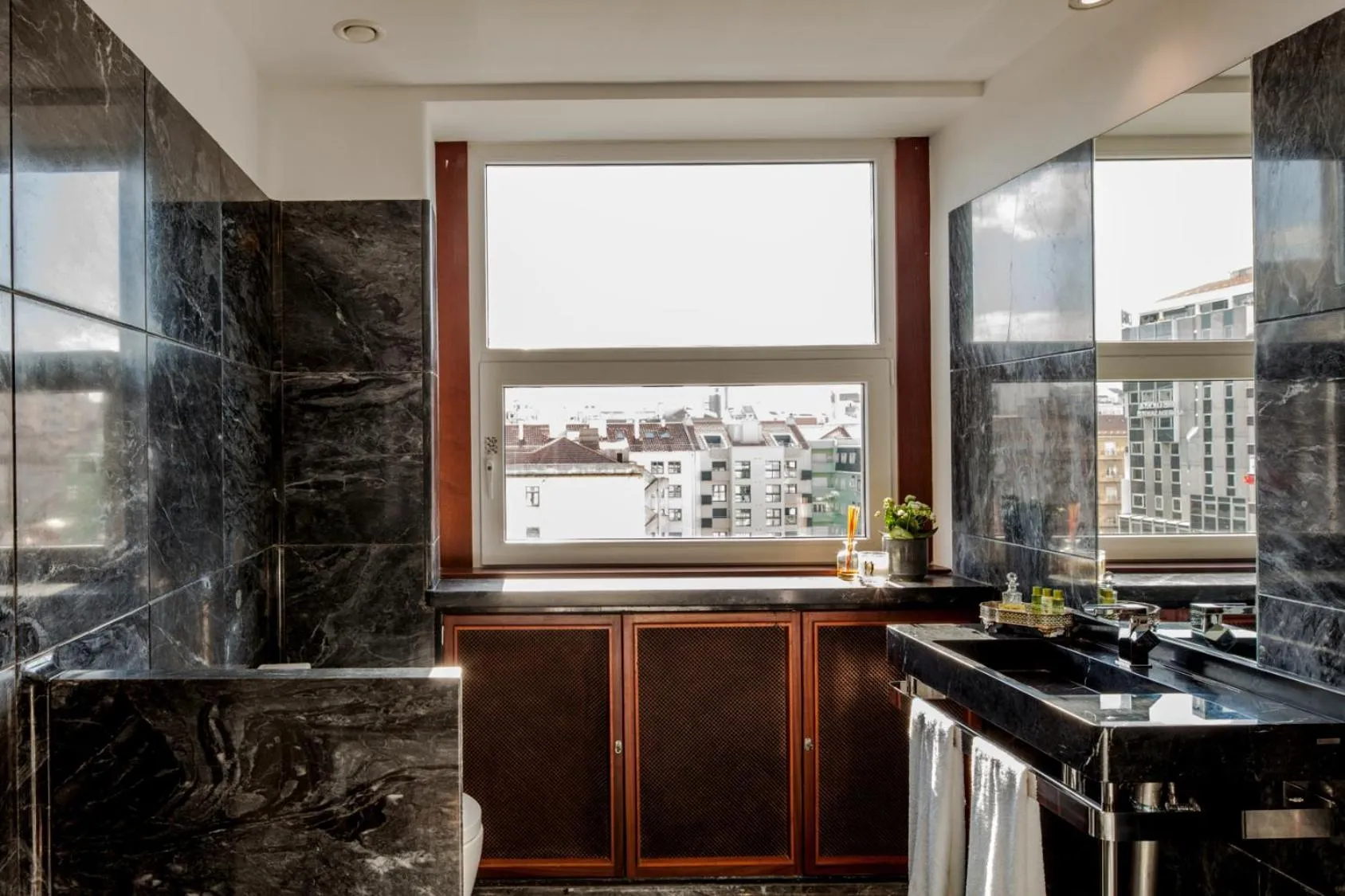 Bathroom in Luzeiros Suites