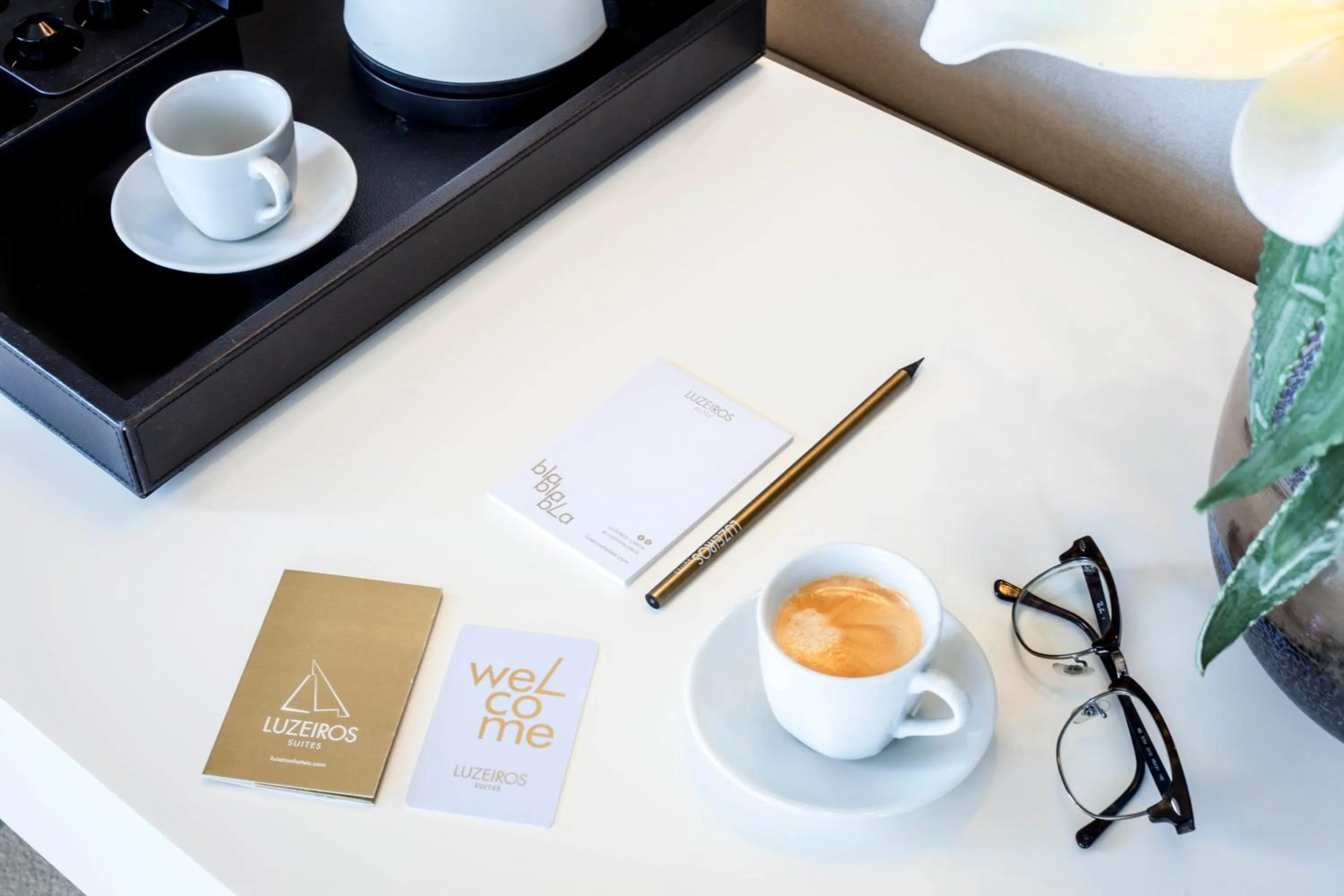 Coffee/tea facilities in Luzeiros Suites