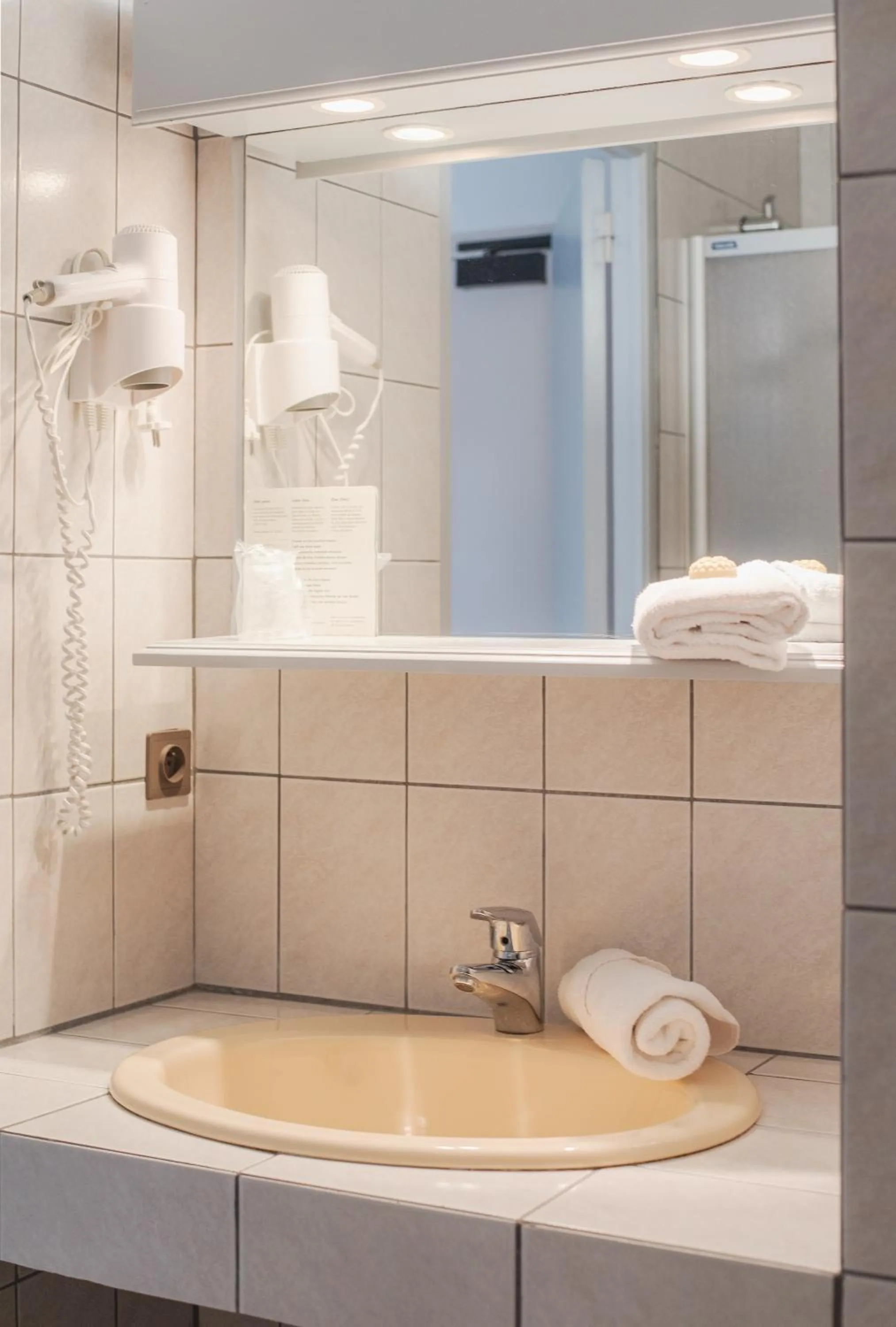 Bathroom in Hôtel La Tour des Anglais