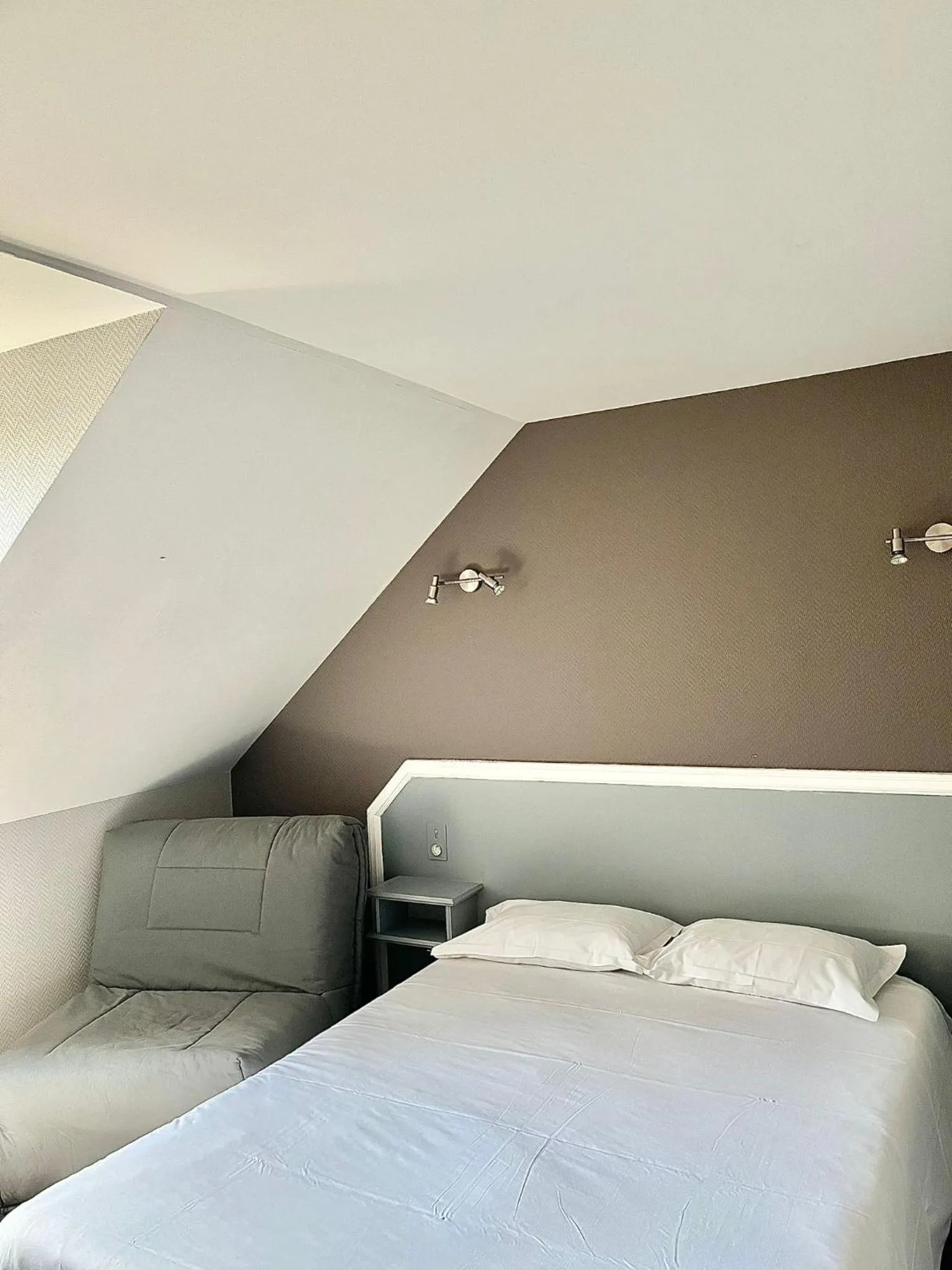 Bed in Hôtel La Tour des Anglais