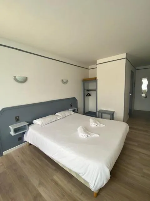 Bed in Hôtel La Tour des Anglais