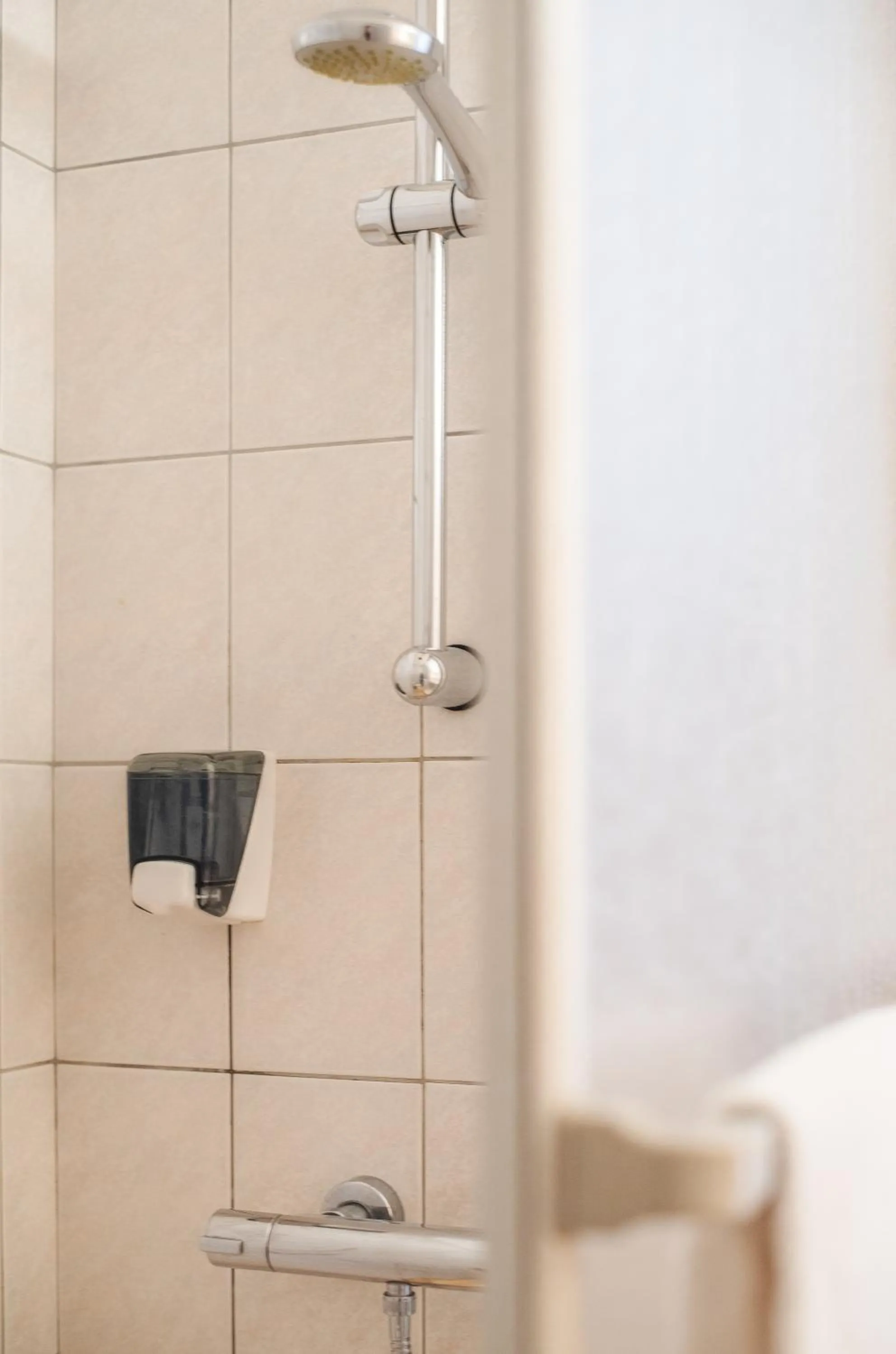 Shower in Hôtel La Tour des Anglais