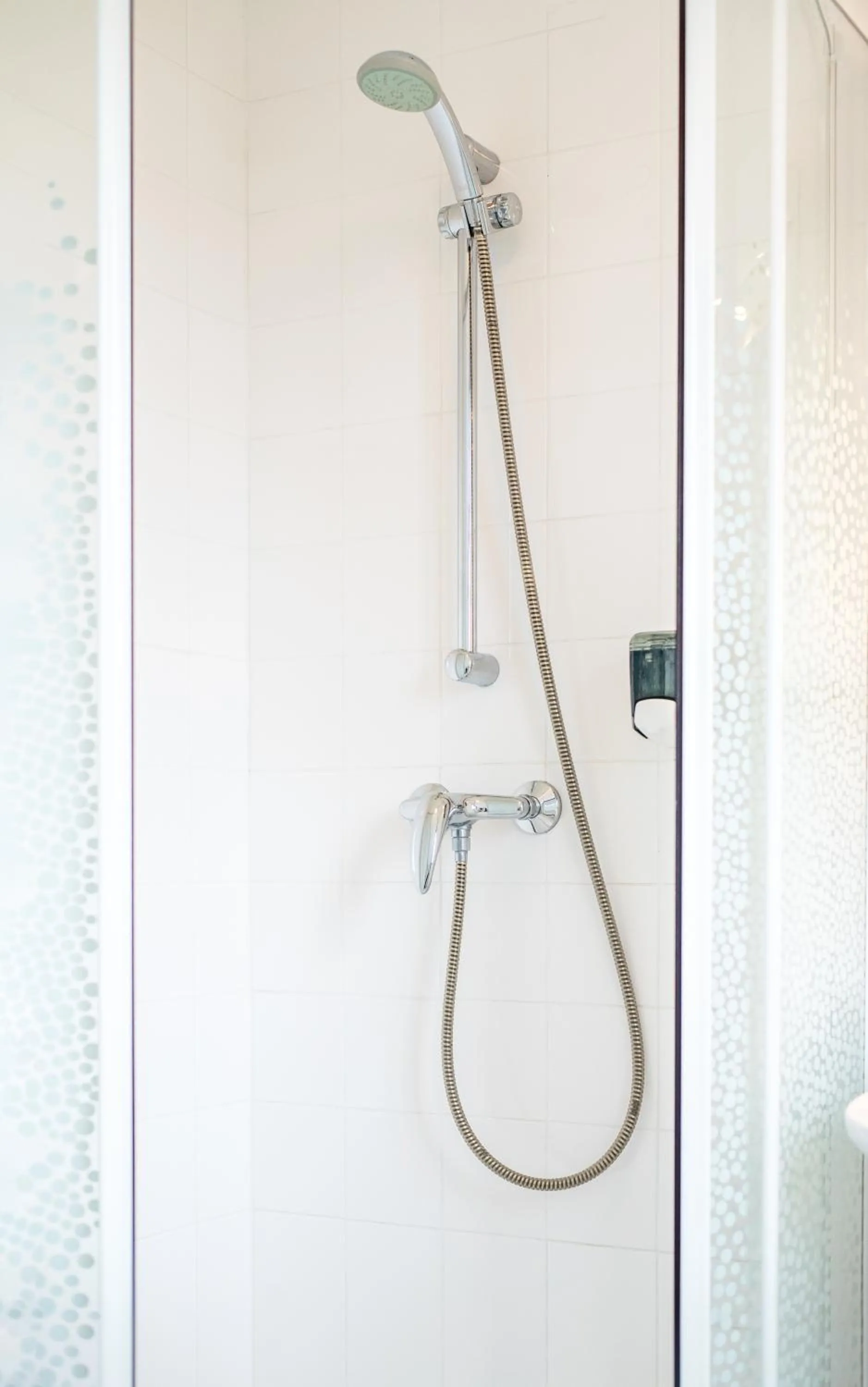 Shower in Hôtel La Tour des Anglais