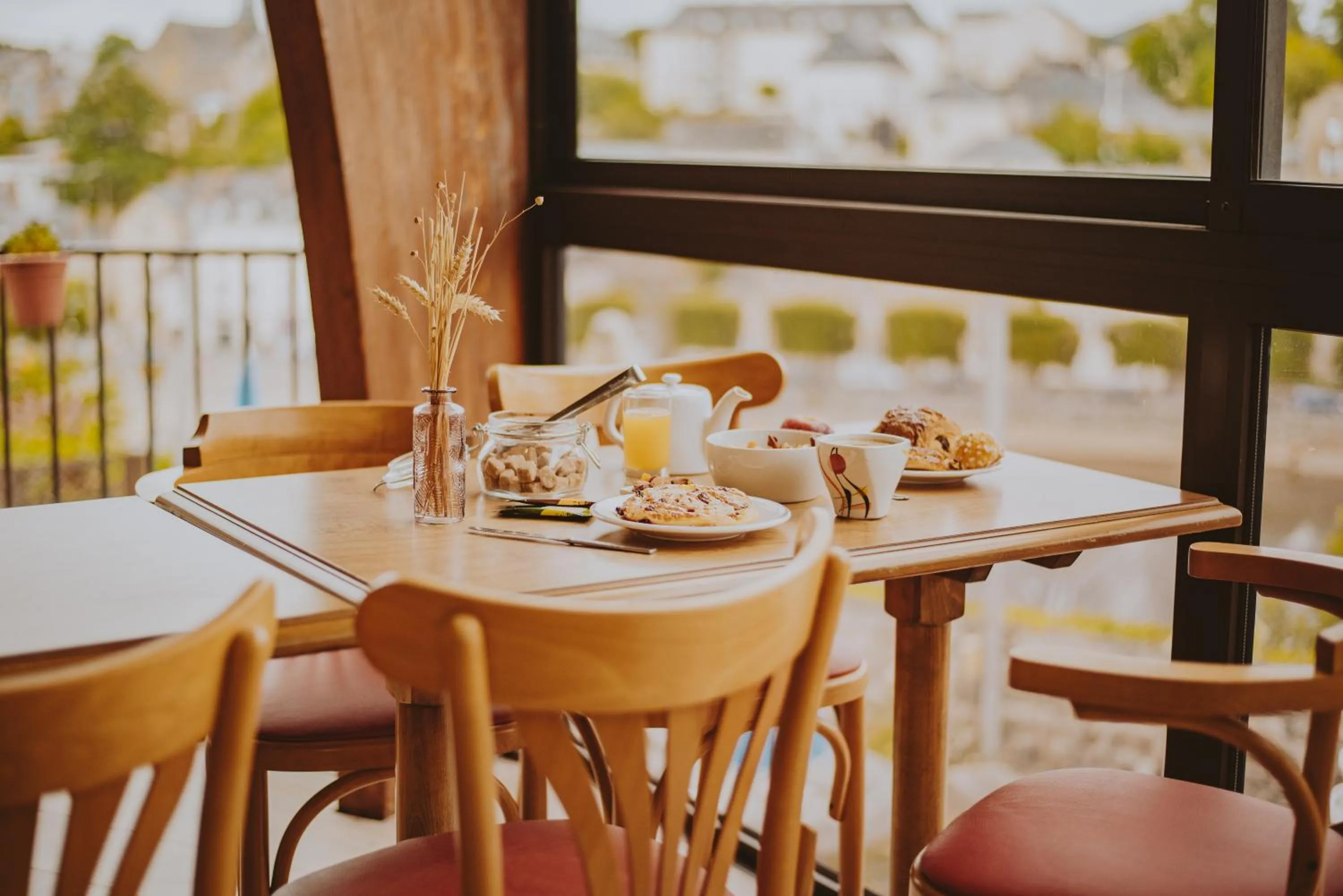 Breakfast in Hôtel La Tour des Anglais