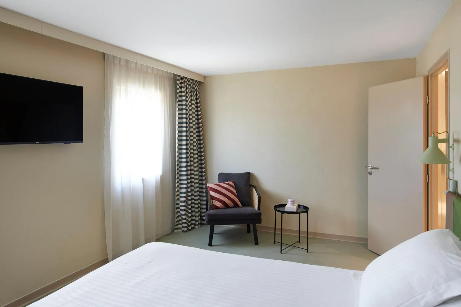 Bedroom, Bed in Hotel des Victoires - Restaurant