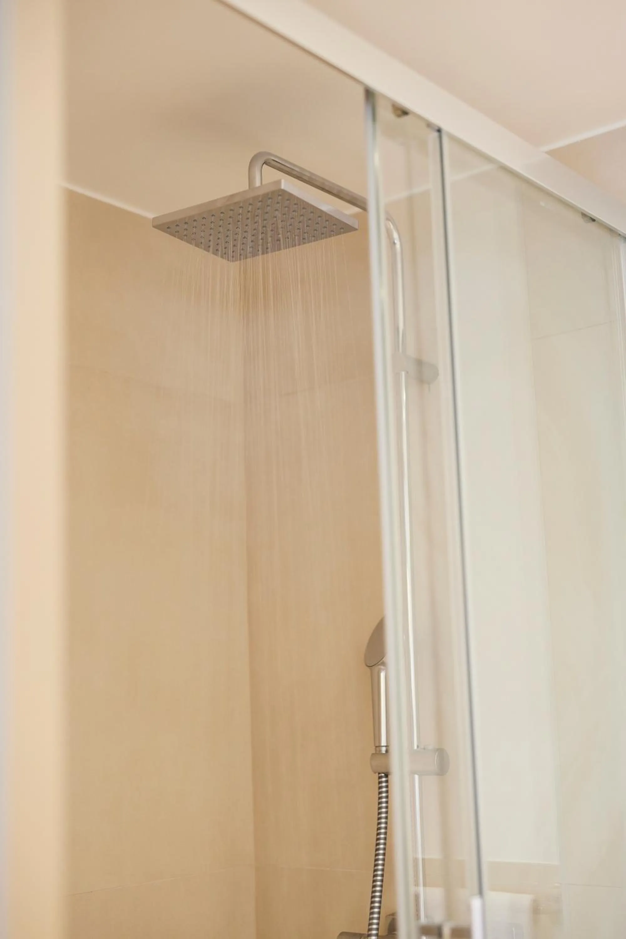 Shower in Hotel des Victoires - Restaurant