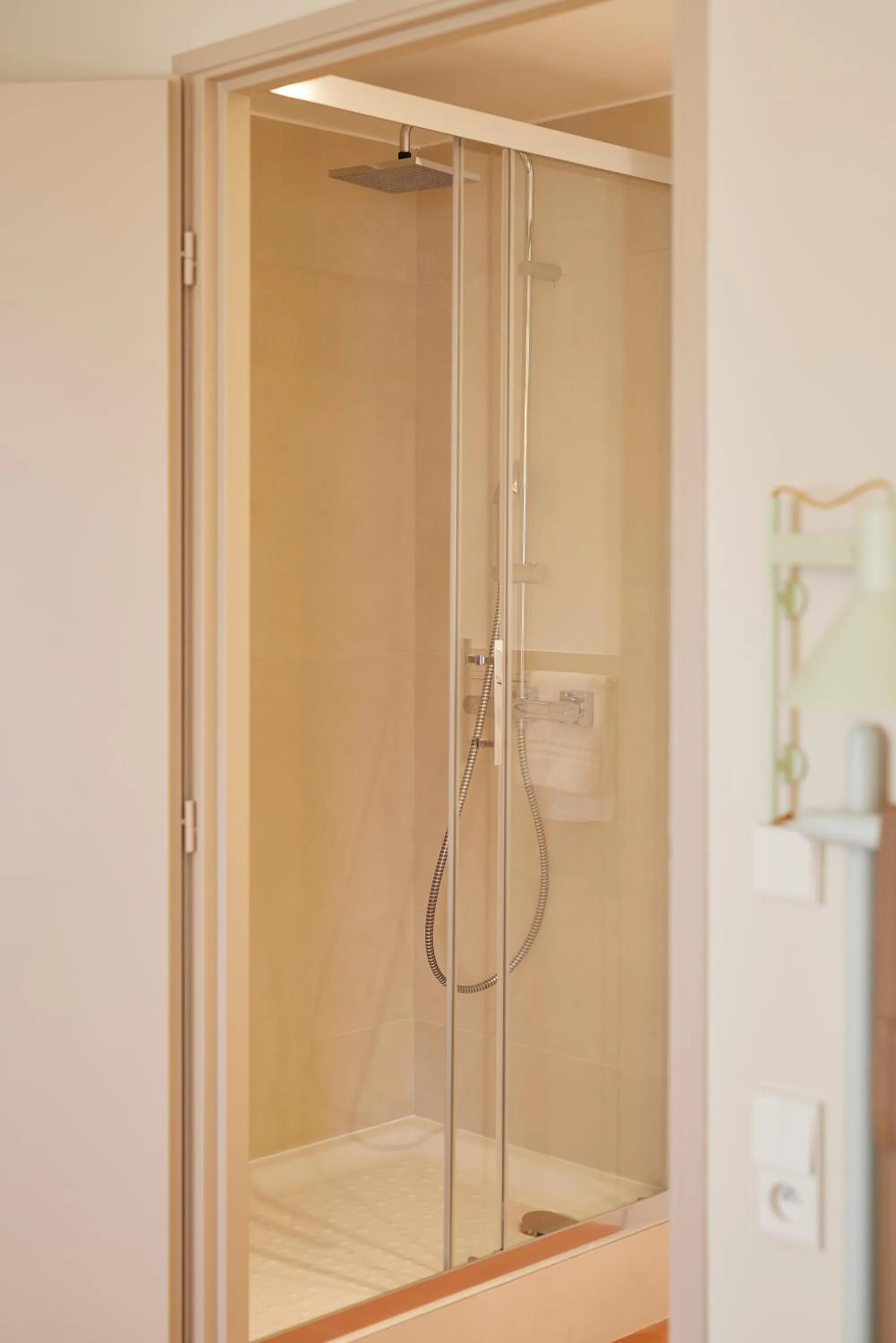 Shower in Hotel des Victoires - Restaurant