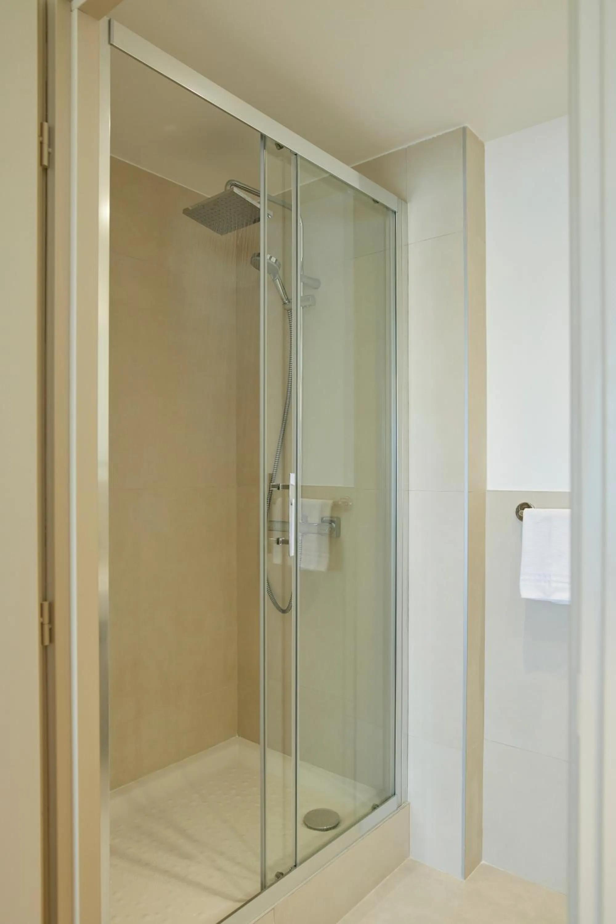 Shower in Hotel des Victoires - Restaurant