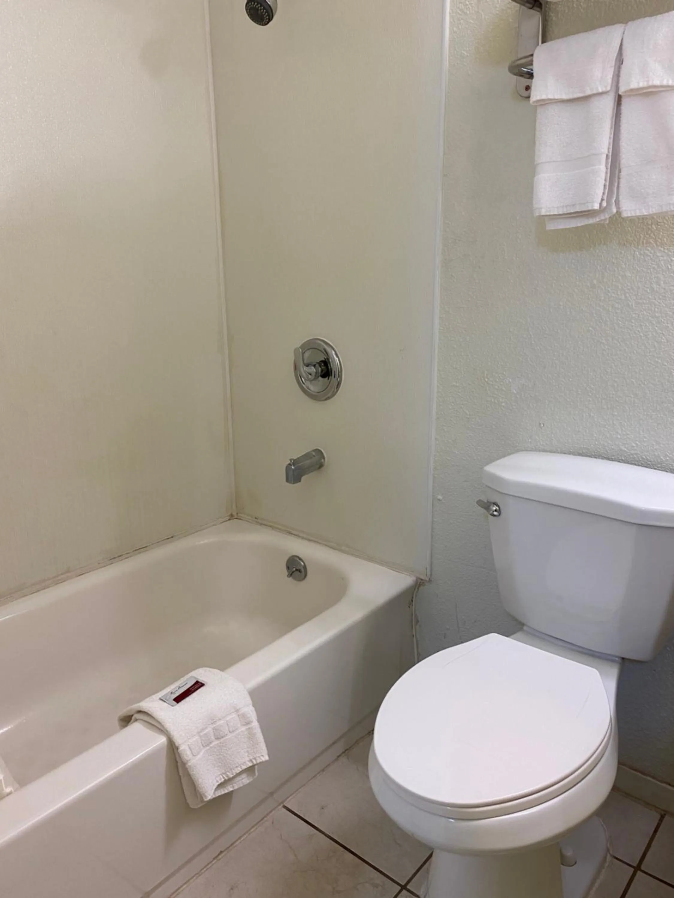 Bathroom in Madill Inn