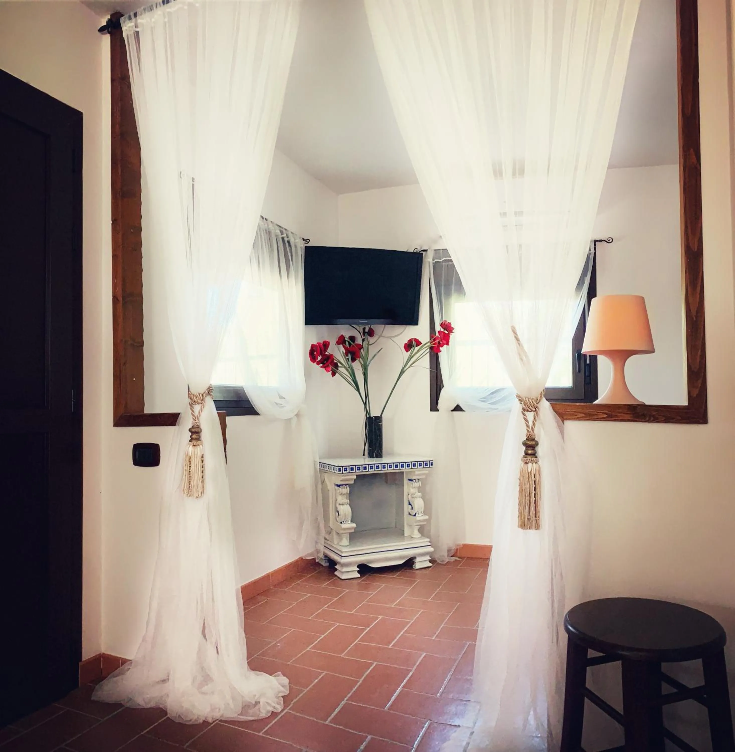 TV/Entertainment Center in Madera Blanca