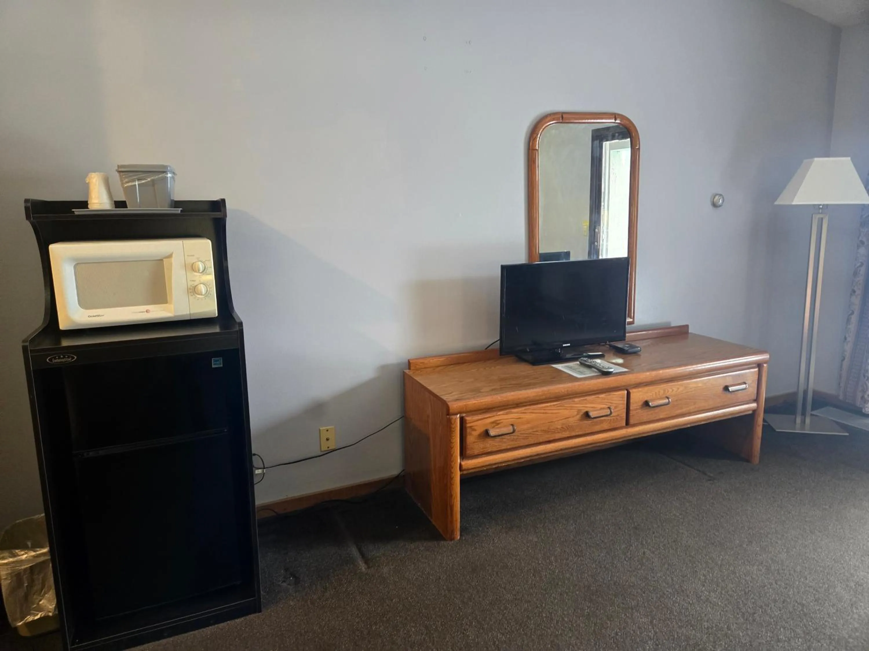 Communal lounge/ TV room in Timber Inn