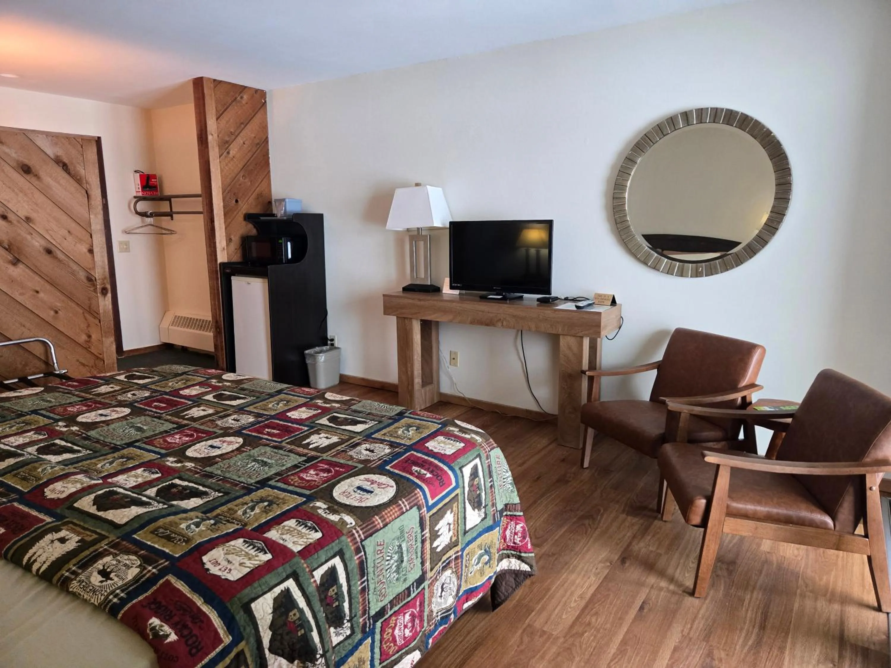 Communal lounge/ TV room, Bed in Timber Inn