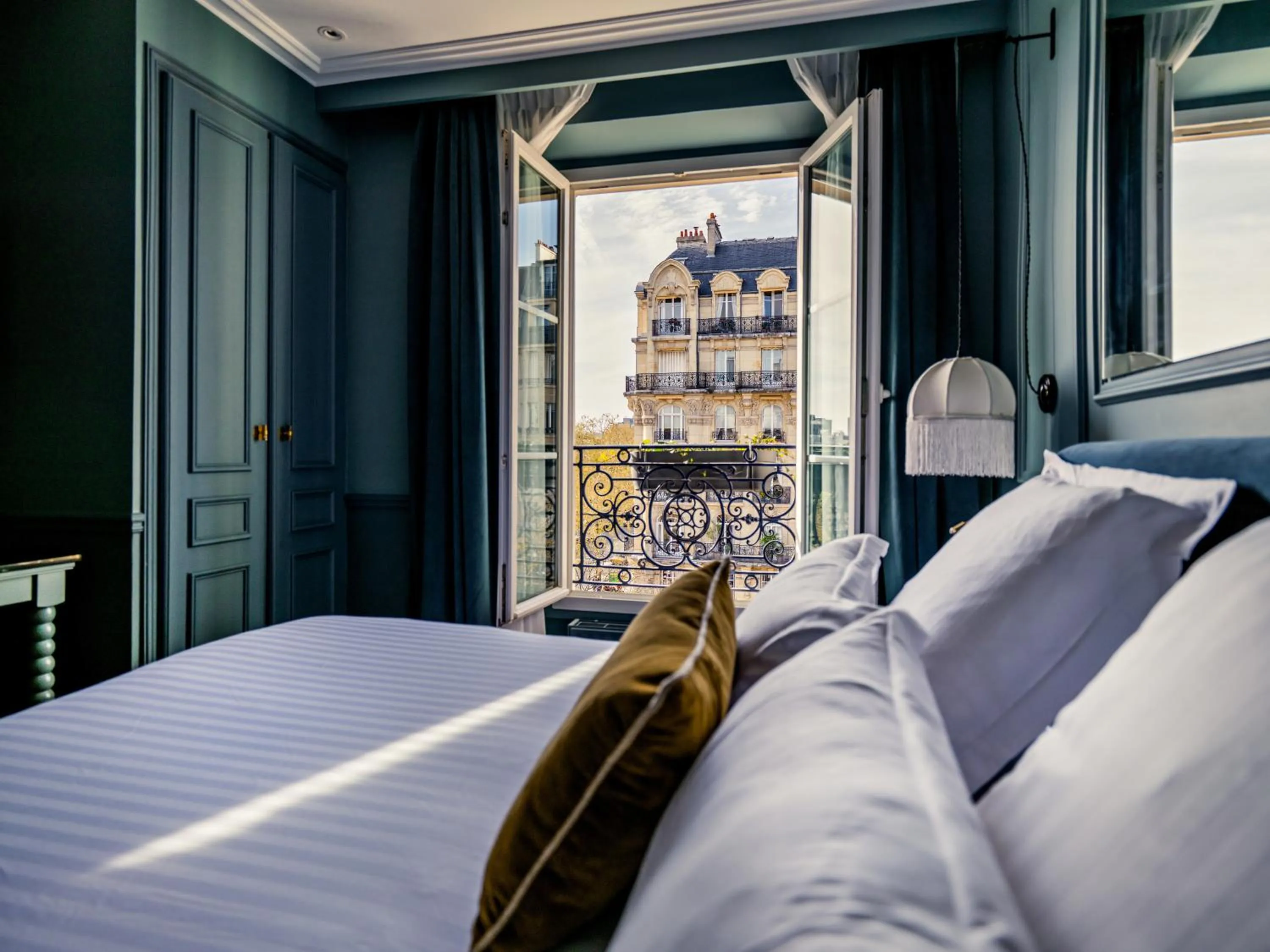 View (from property/room), Bed in Hotel Duquesne Eiffel
