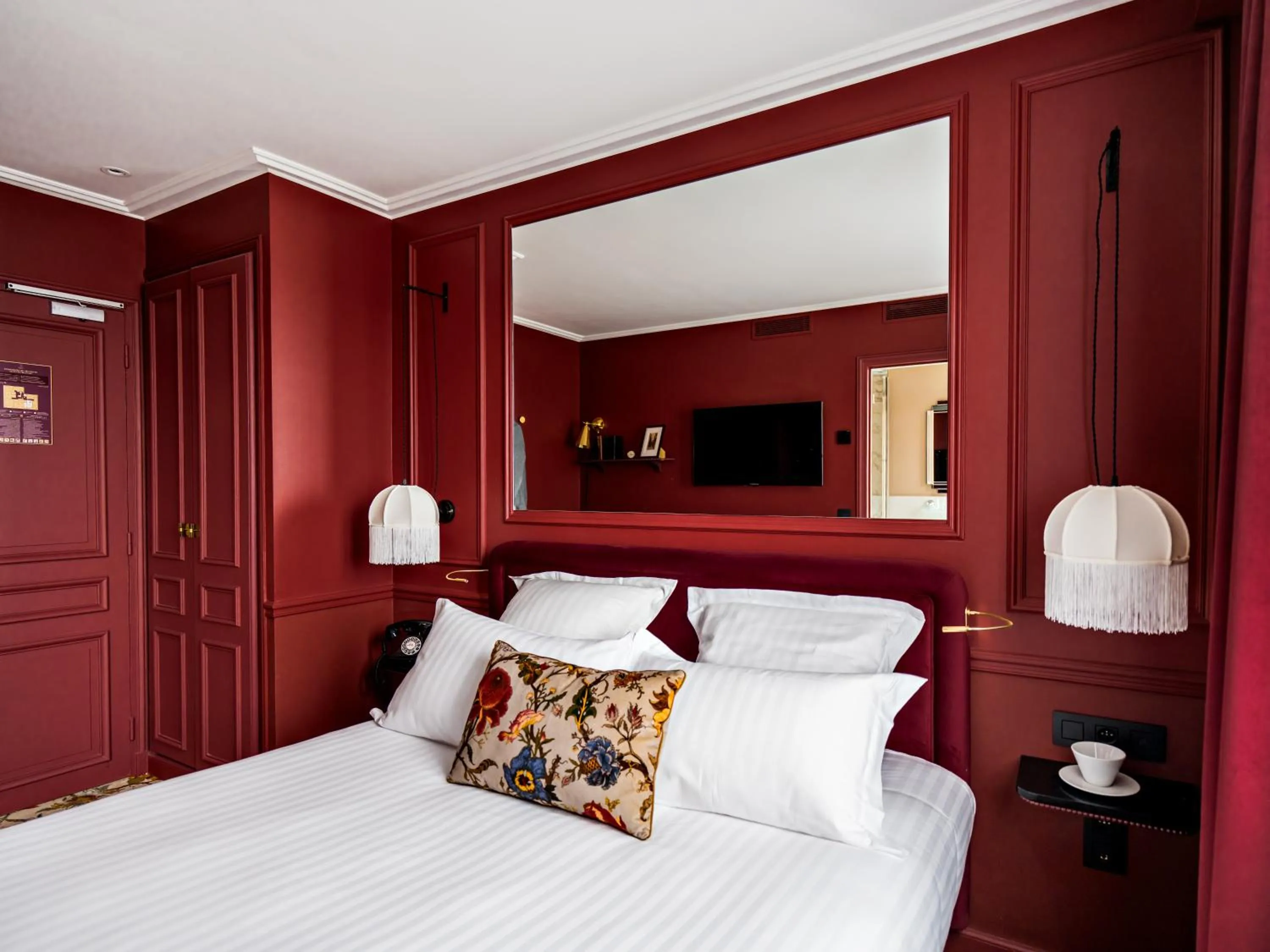 Bed in Hotel Duquesne Eiffel